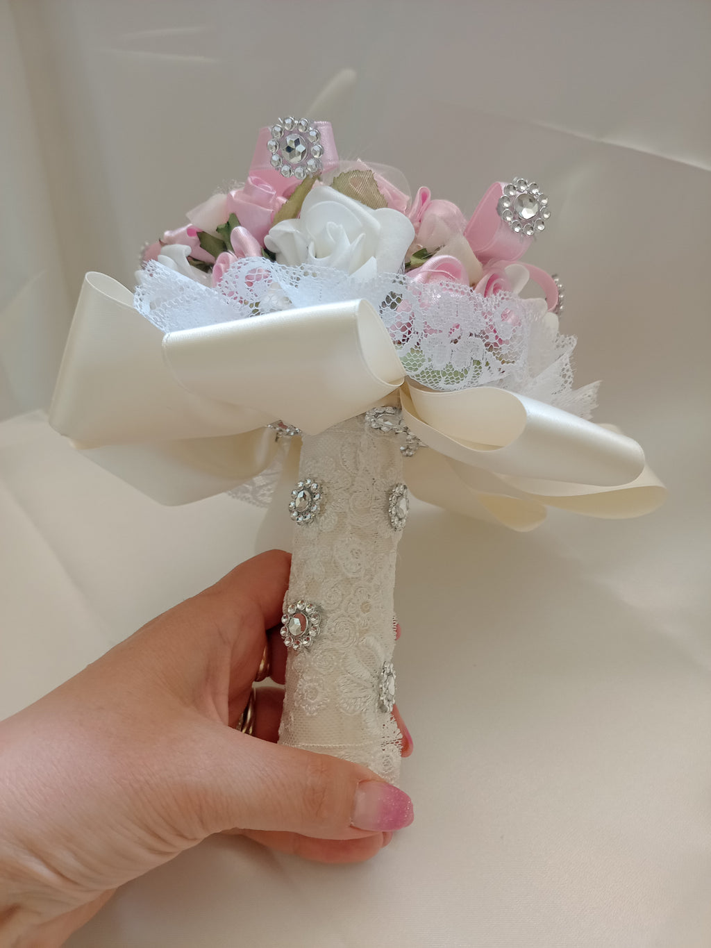 Bouquet Damigella con Fiori in Lattice e Raso – Fatto a Mano, Personalizzabile