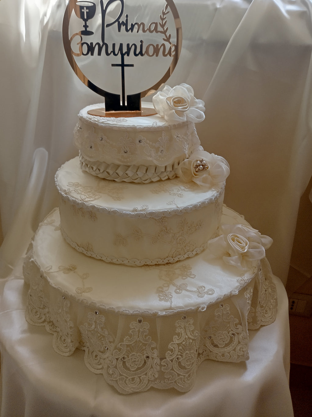 Torta Scenografica in Pizzo con Rose Avorio – Centrotavola Matrimonio Fatto a Mano