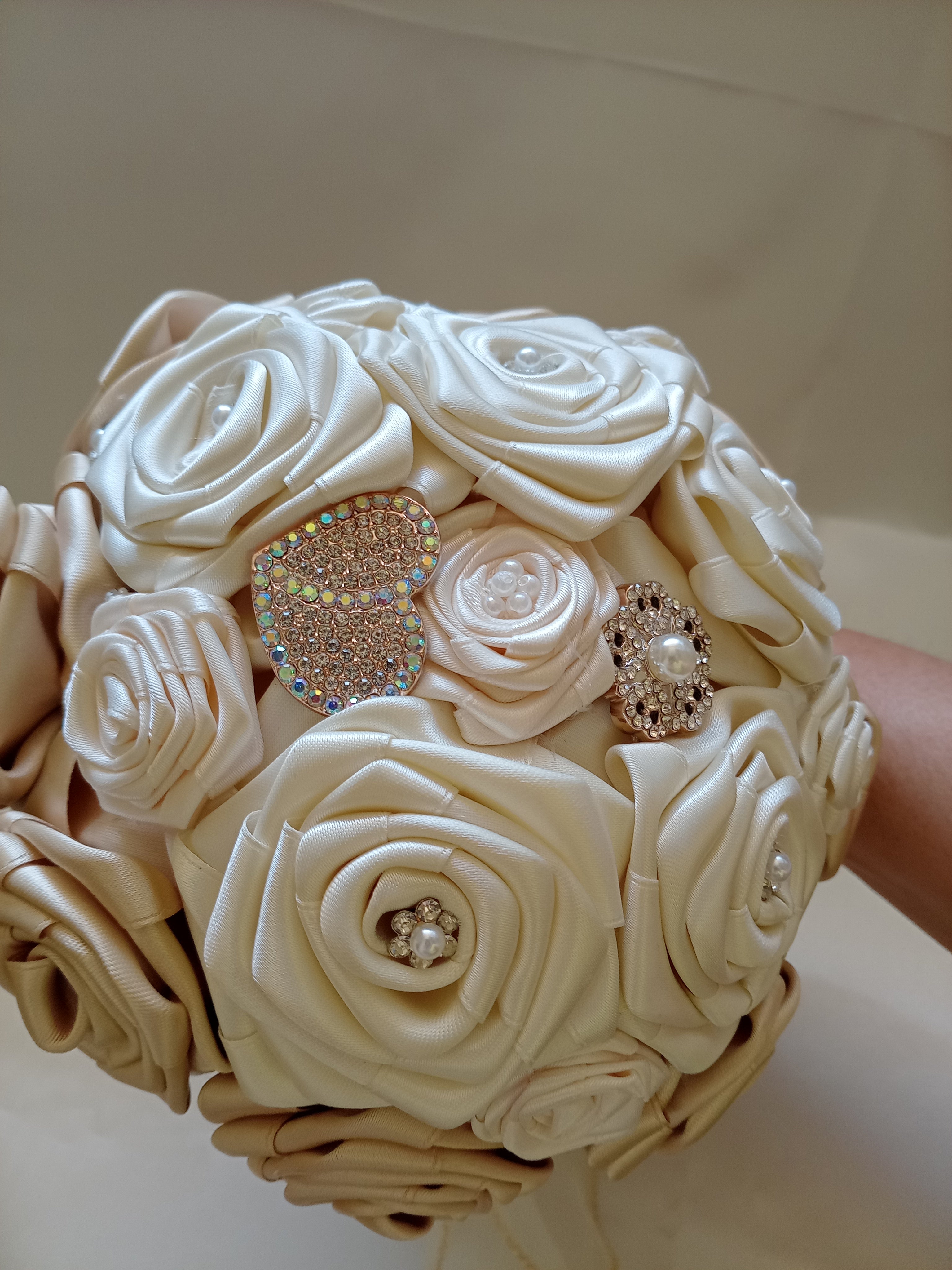 Bouquet Sposa Bicolore Avorio Chiaro e Scuro – Rose Fatte a Mano, Personalizzabile