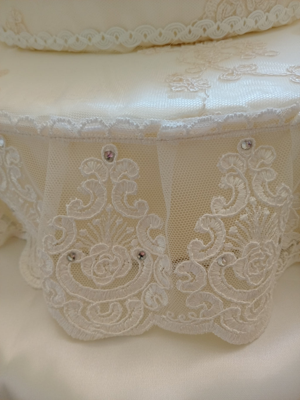 Torta Scenografica in Pizzo con Rose Avorio – Centrotavola Matrimonio Fatto a Mano
