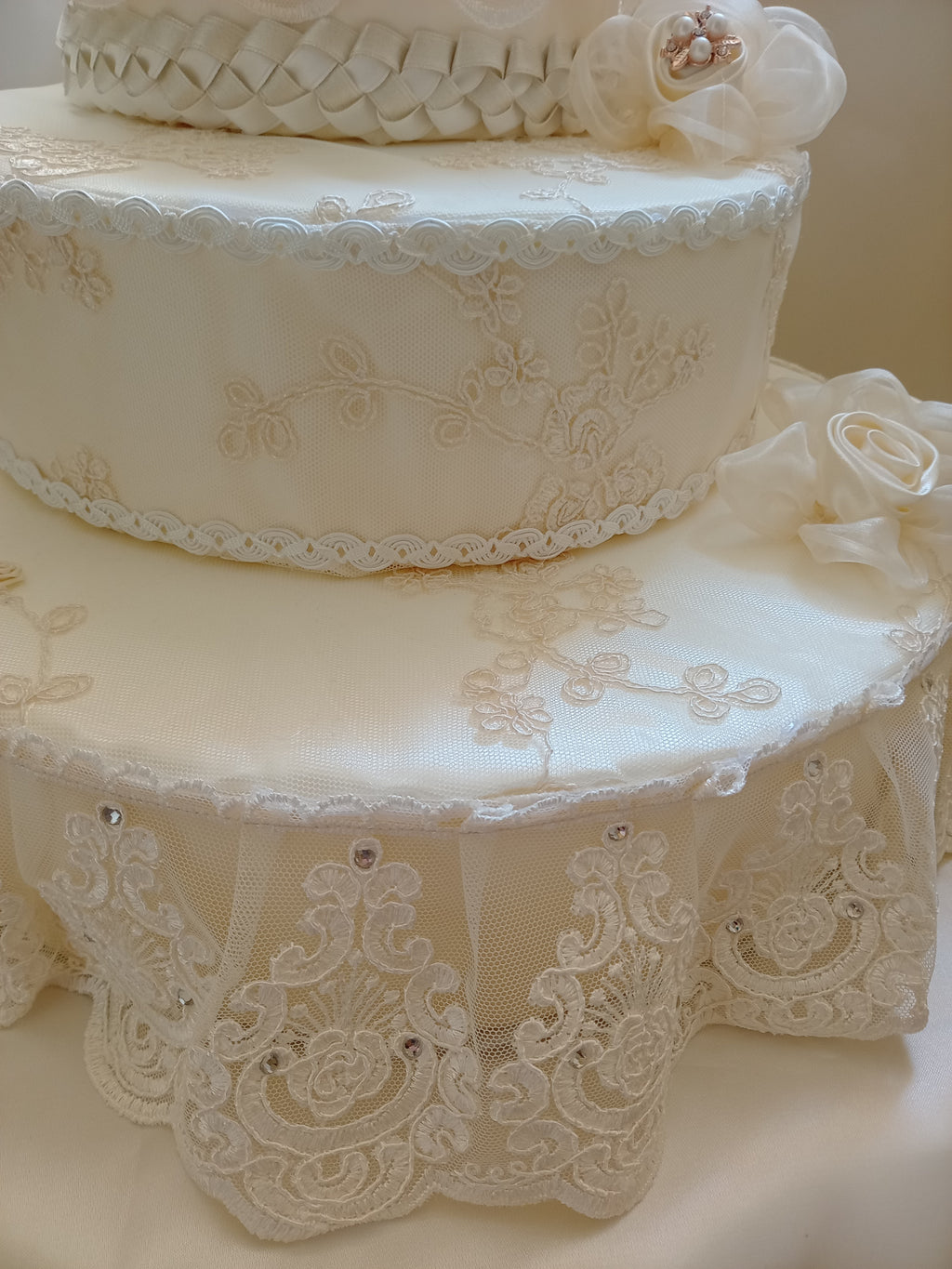 Torta Scenografica in Pizzo con Rose Avorio – Centrotavola Matrimonio Fatto a Mano