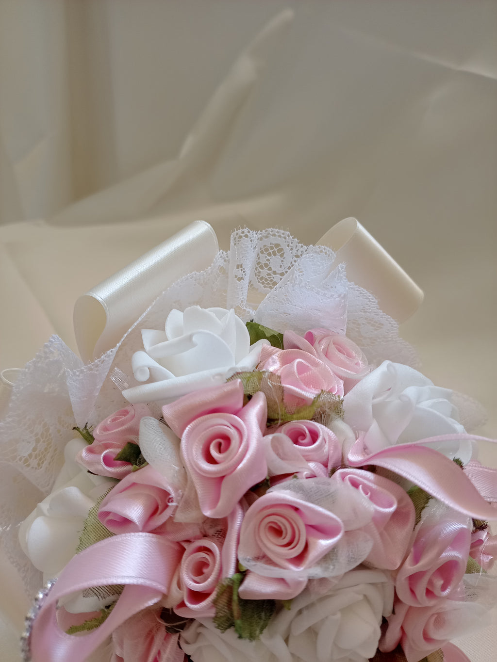 Bouquet Damigella con Fiori in Lattice e Raso – Fatto a Mano, Personalizzabile