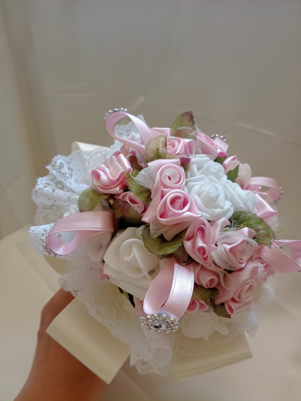 Bouquet Damigella con Fiori in Lattice e Raso – Fatto a Mano, Personalizzabile