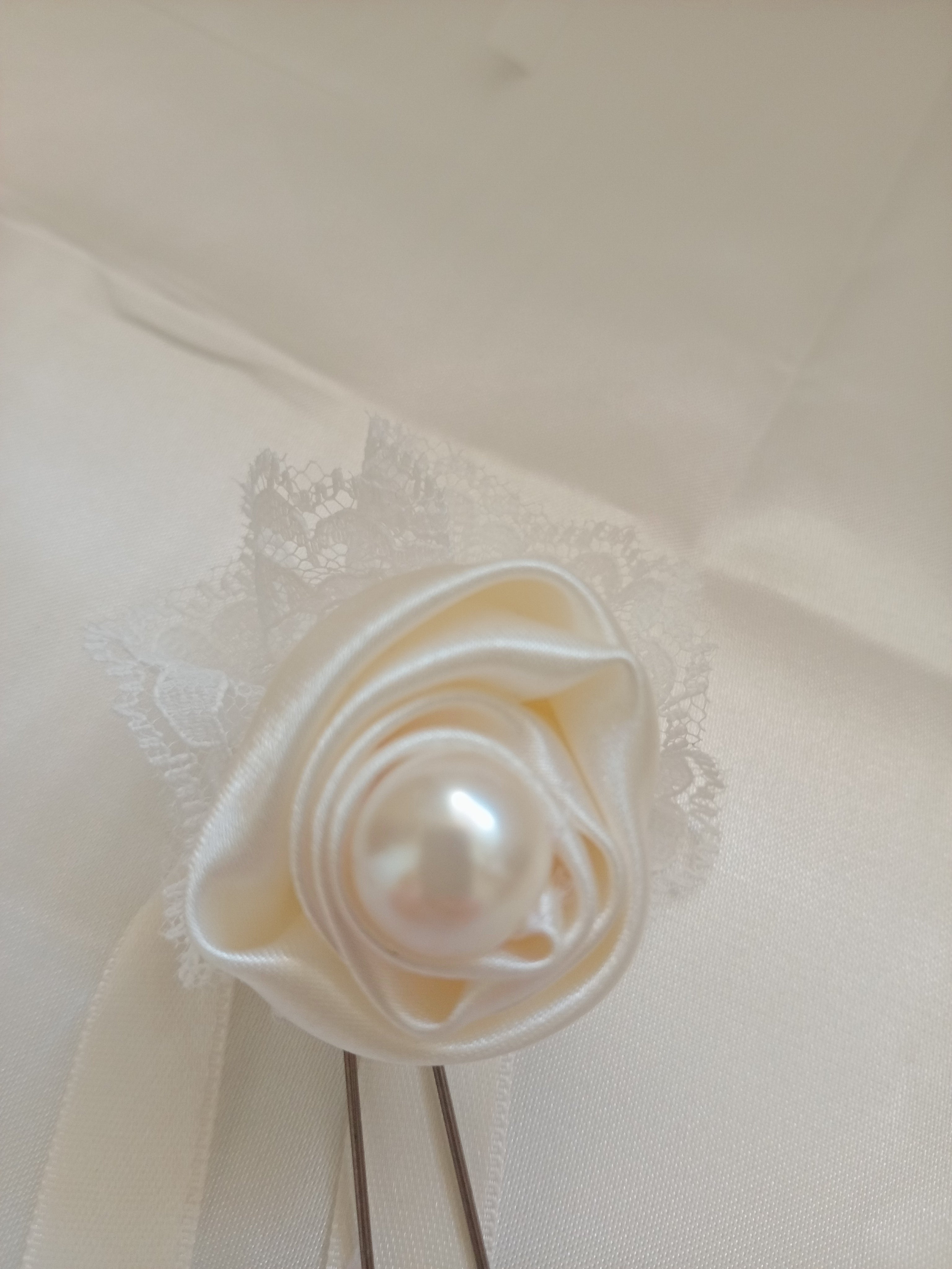 Bocciolo di Rosa per Capelli con Perla e Pizzo – Accessorio Sposa Fatto a Mano