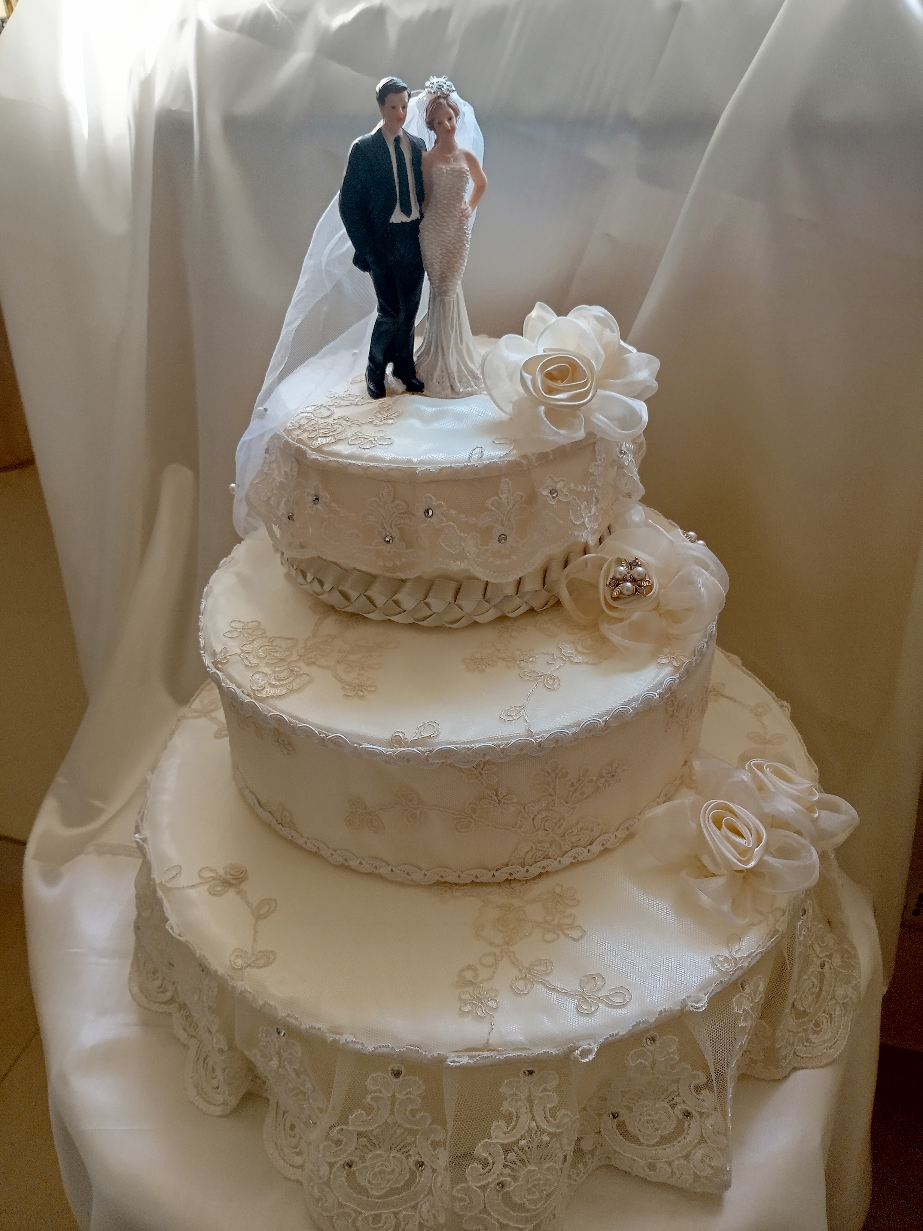 Torta Scenografica in Pizzo con Rose Avorio – Centrotavola Matrimonio Fatto a Mano