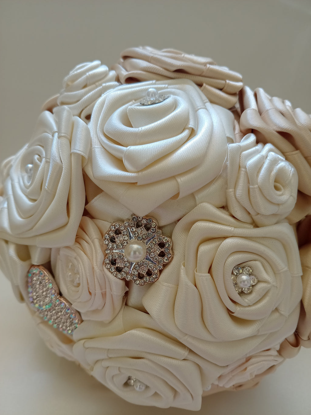 Bouquet Sposa Bicolore Avorio Chiaro e Scuro – Rose Fatte a Mano, Personalizzabile
