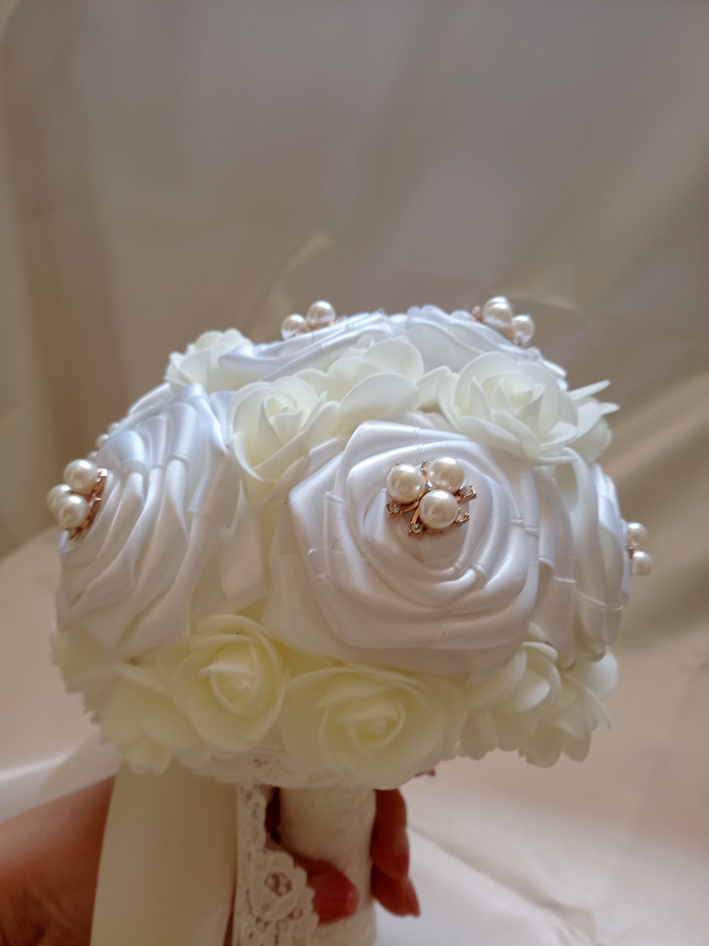 Bouquet Sposa con Rose Fatte a Mano – Avorio Chiaro, Personalizzabile con Iniziali