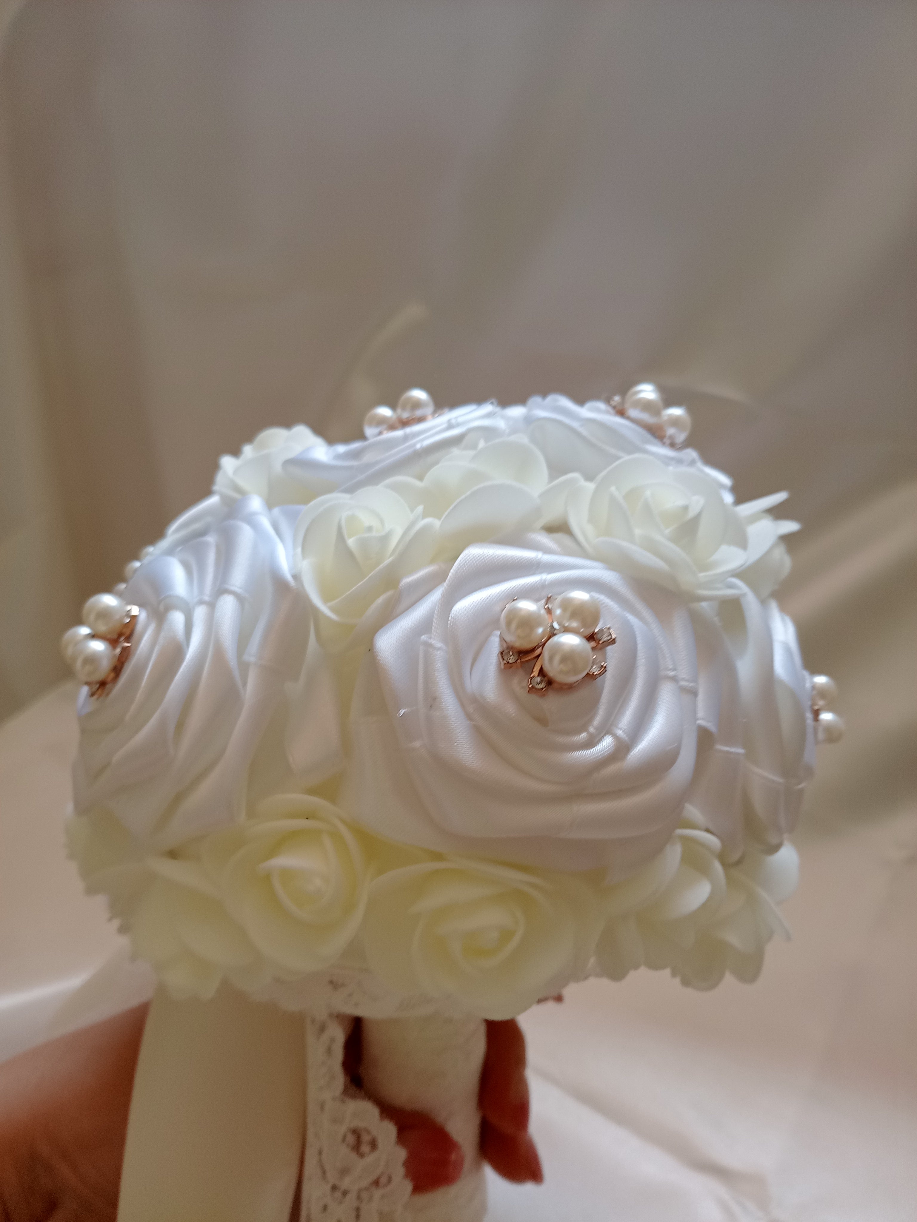 Bouquet Sposa con Rose Fatte a Mano – Avorio Chiaro, Personalizzabile con Iniziali