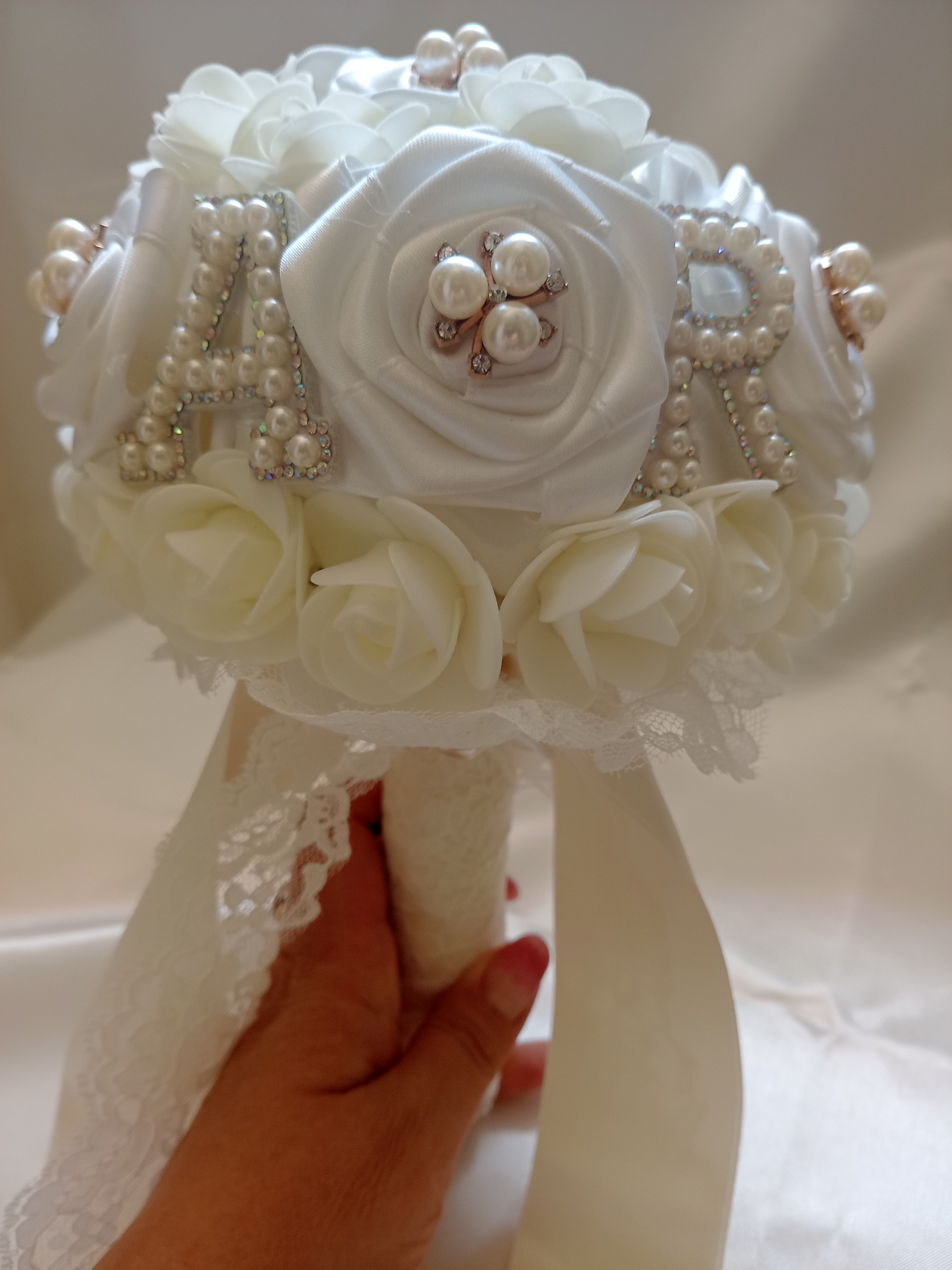 Bouquet Sposa con Rose Fatte a Mano – Avorio Chiaro, Personalizzabile con Iniziali