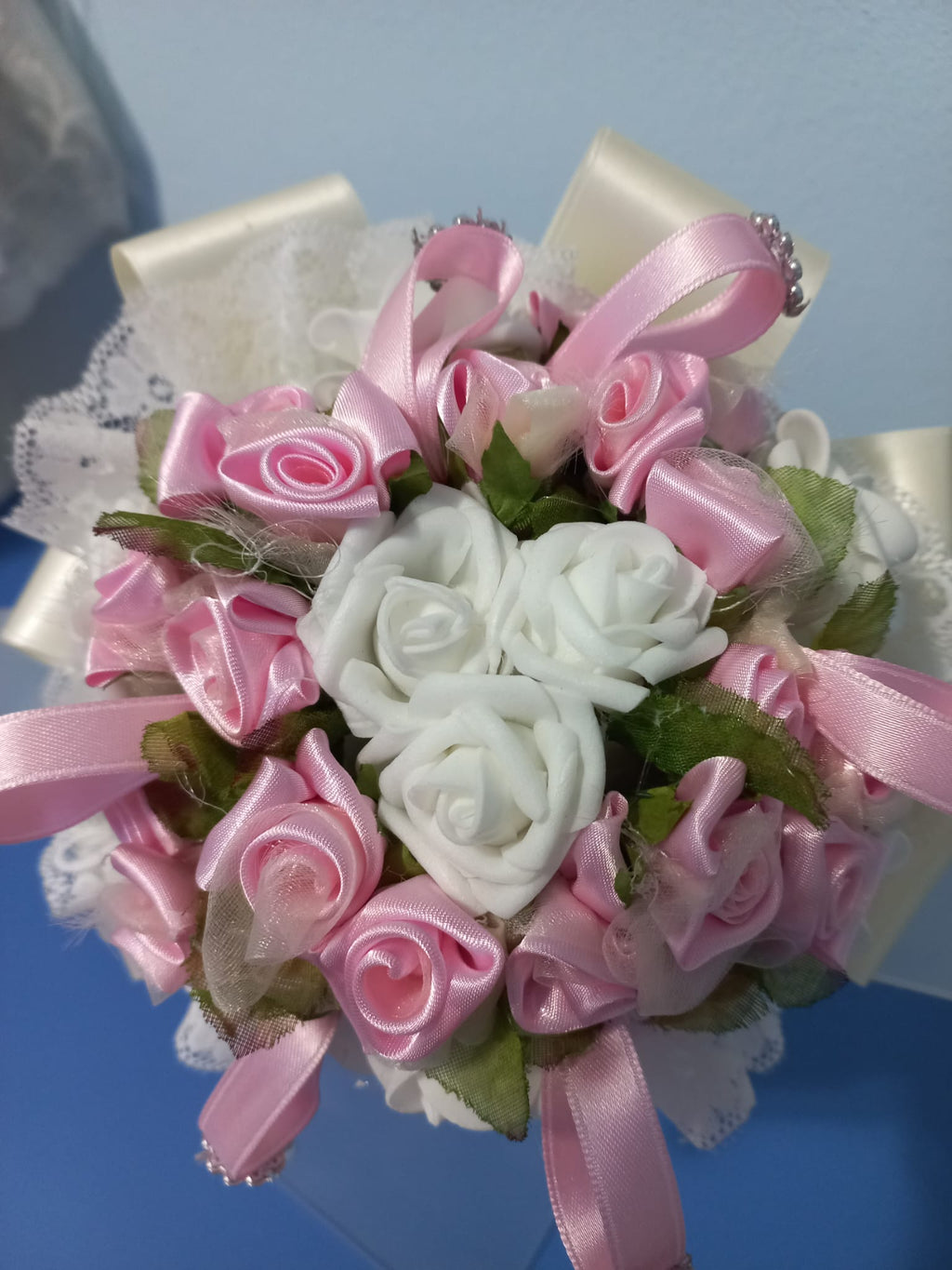 BOUQUET DA DAMIGELLA ELEGANTE CON FIORI IN LATTICE E RASO