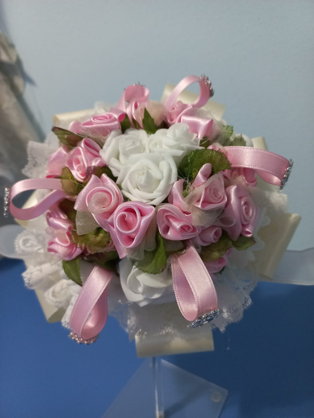 BOUQUET DA DAMIGELLA ELEGANTE CON FIORI IN LATTICE E RASO