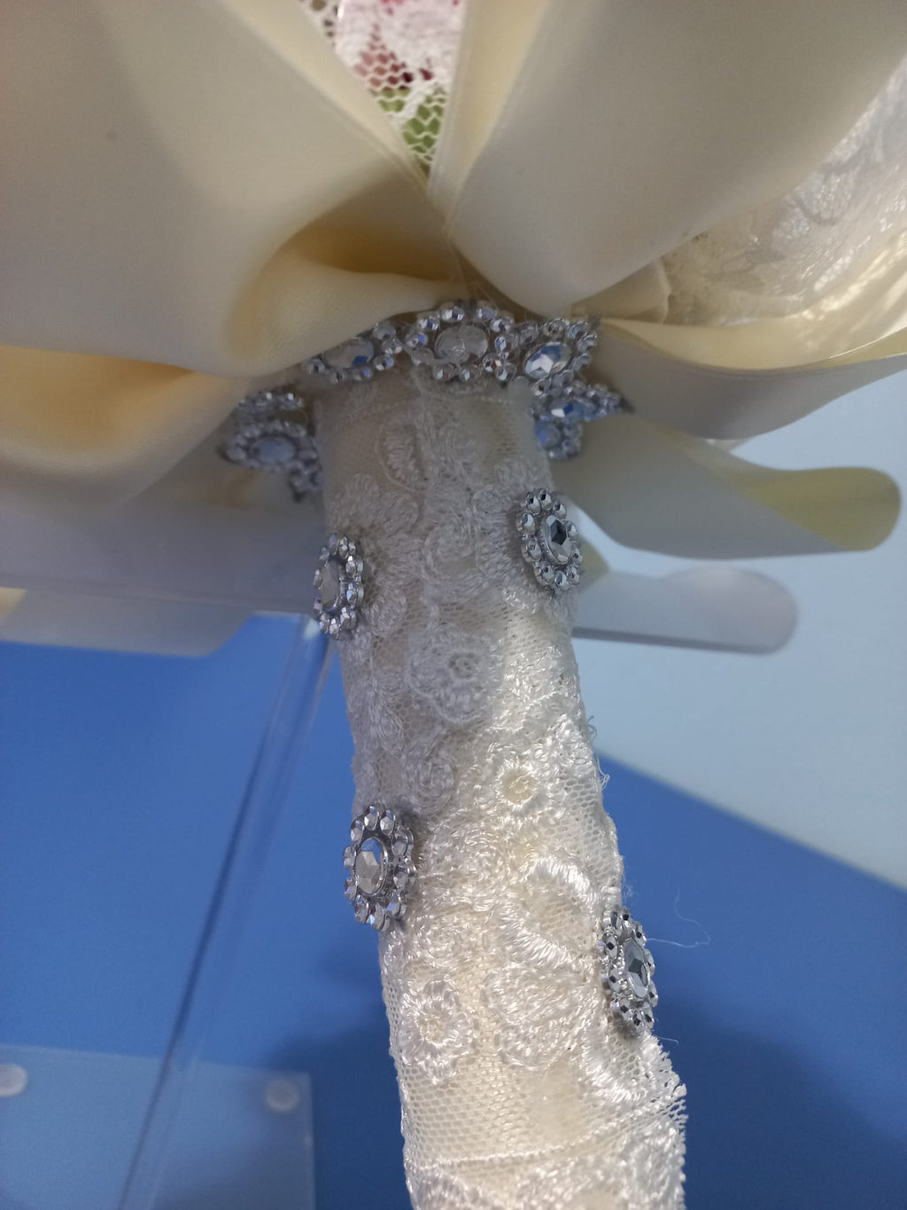 BOUQUET DA DAMIGELLA ELEGANTE CON FIORI IN LATTICE E RASO