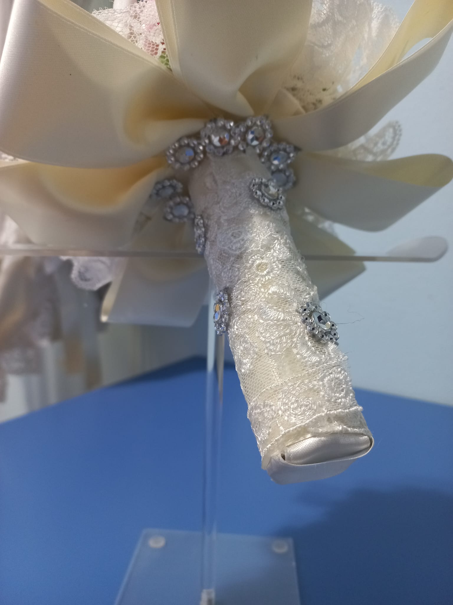 BOUQUET DA DAMIGELLA ELEGANTE CON FIORI IN LATTICE E RASO