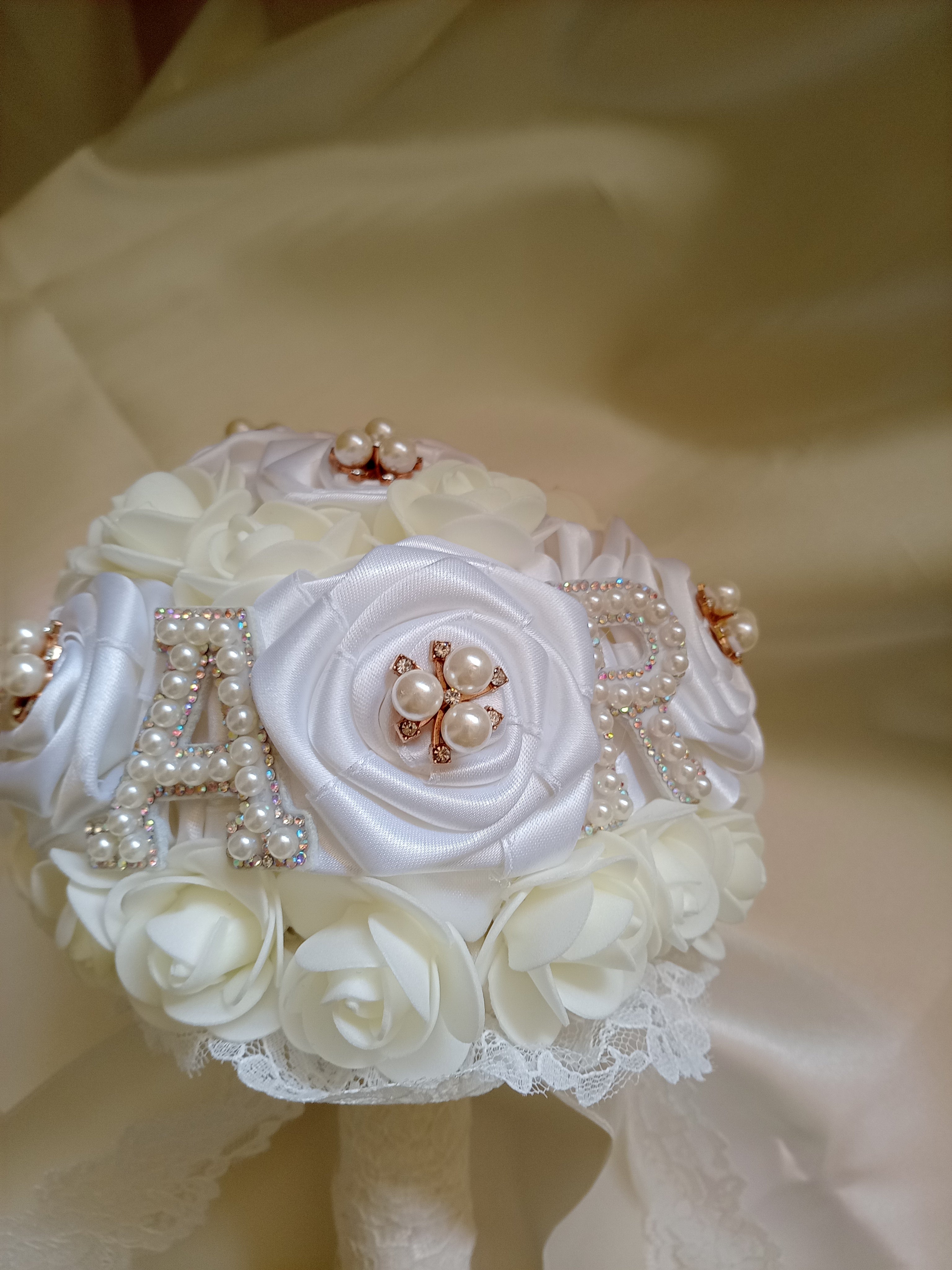 Bouquet Sposa con Rose Fatte a Mano – Avorio Chiaro, Personalizzabile con Iniziali
