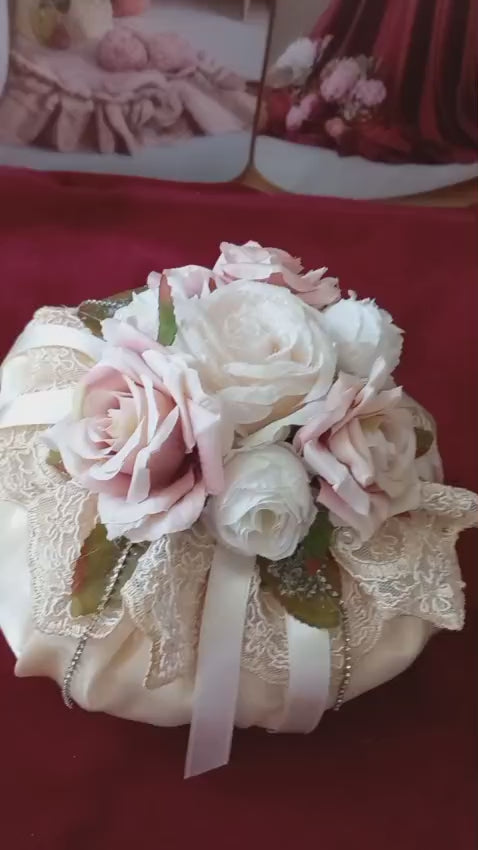 BON BON PROFUMATO REALIZZATO CON FIORI ARTICIALI ARRICCHITO CON PIZZO CON STRASS E CON QUATTRO FILE DI STRASS CHE SCENDONO