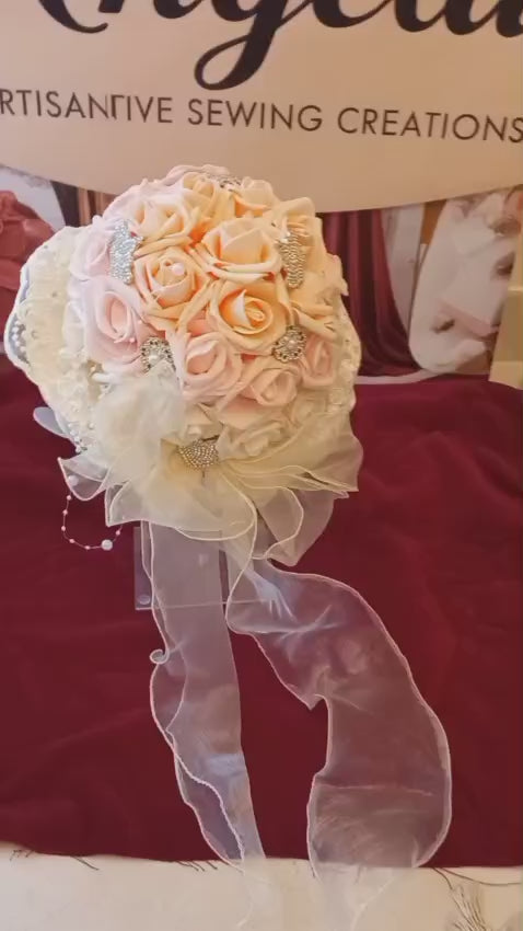 Bouquet Sposa Elegante con rose in Lattice e Perle-Fatto a Mano