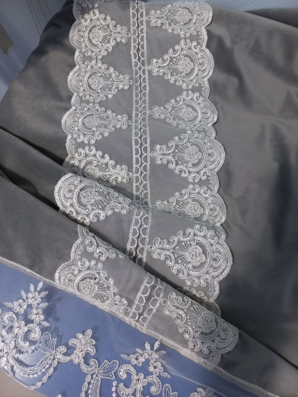 Runner realizzato in velluto e pizzo con strass