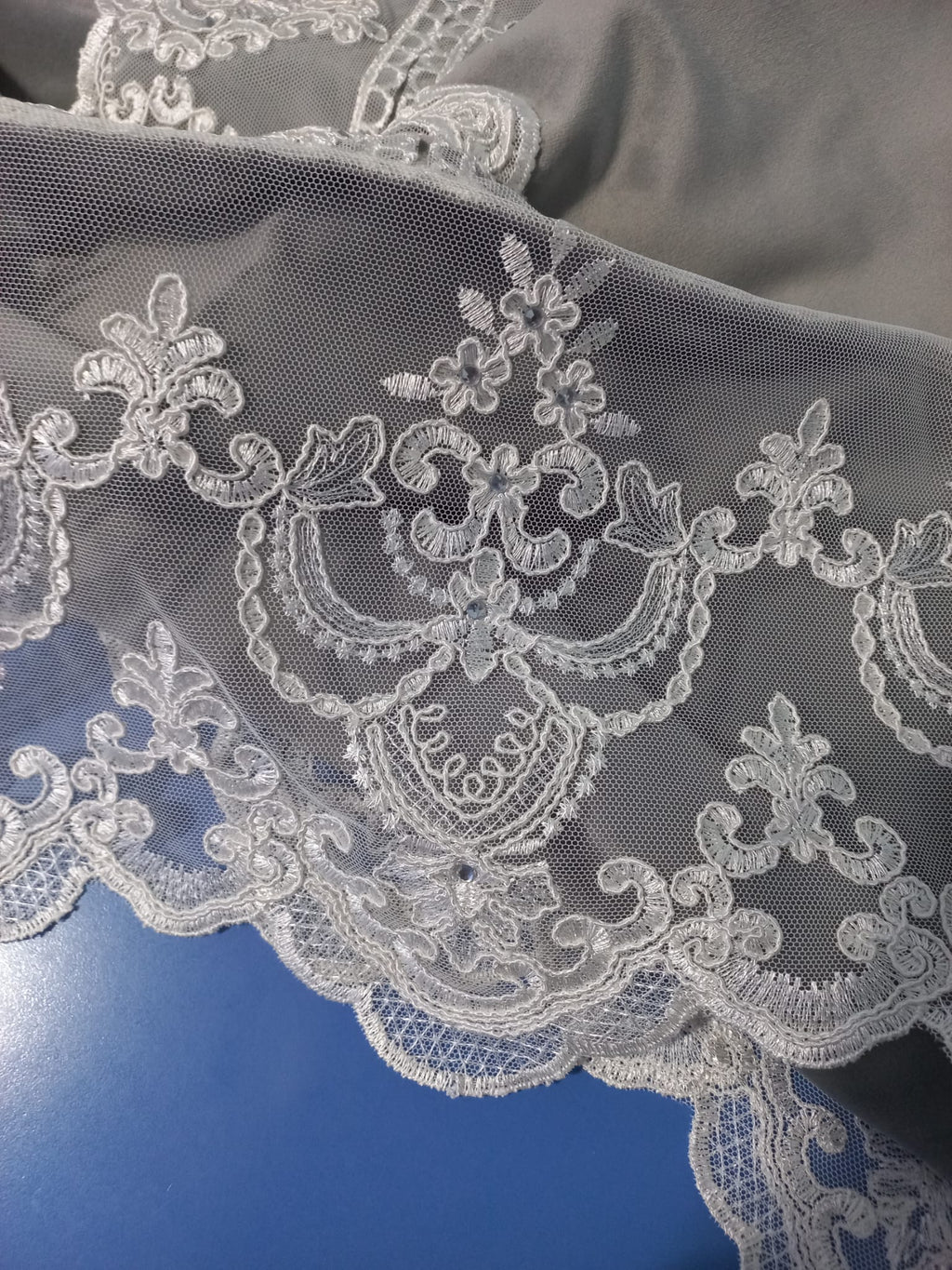 Runner realizzato in velluto e pizzo con strass