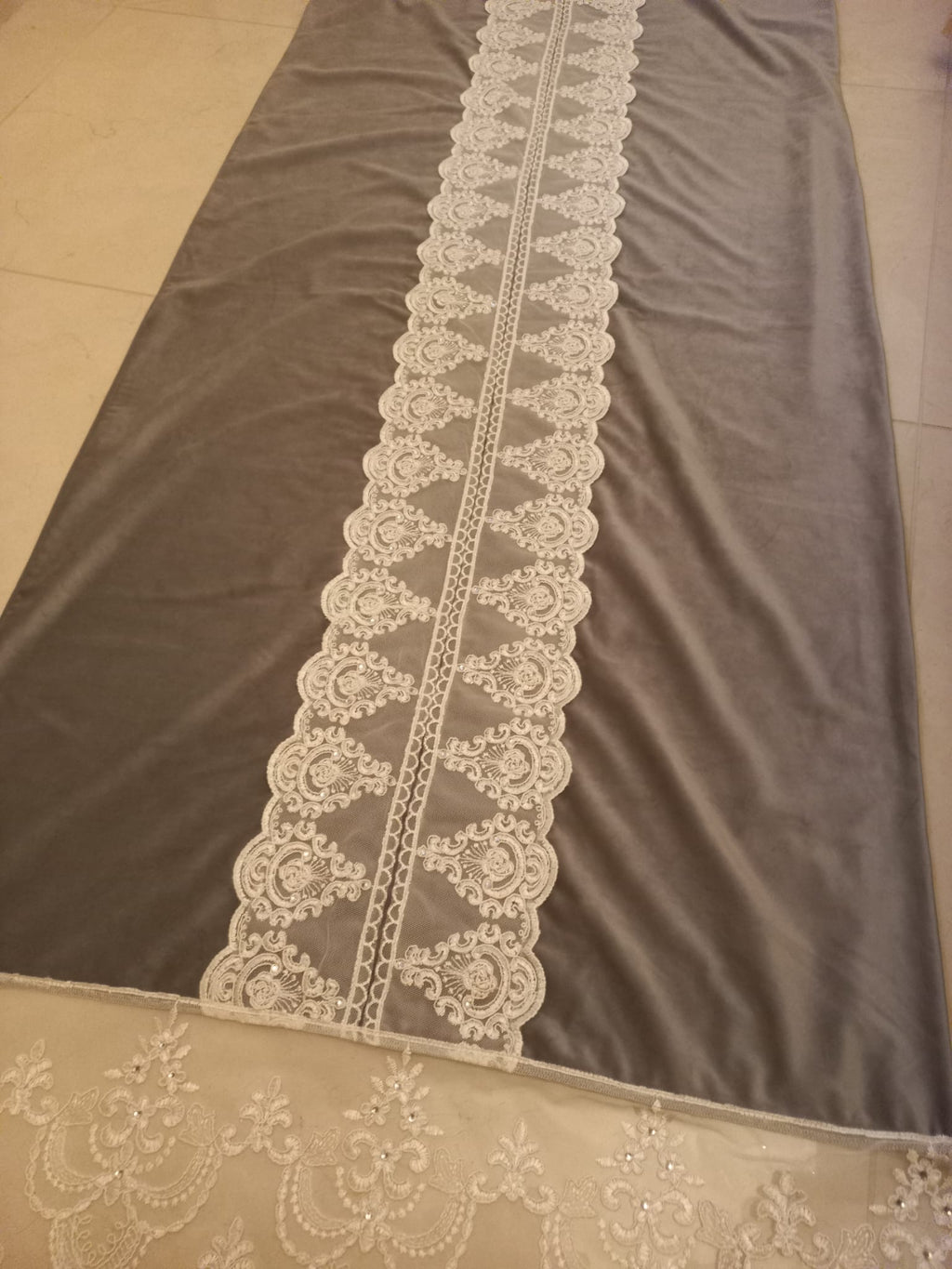 Runner realizzato in velluto e pizzo con strass