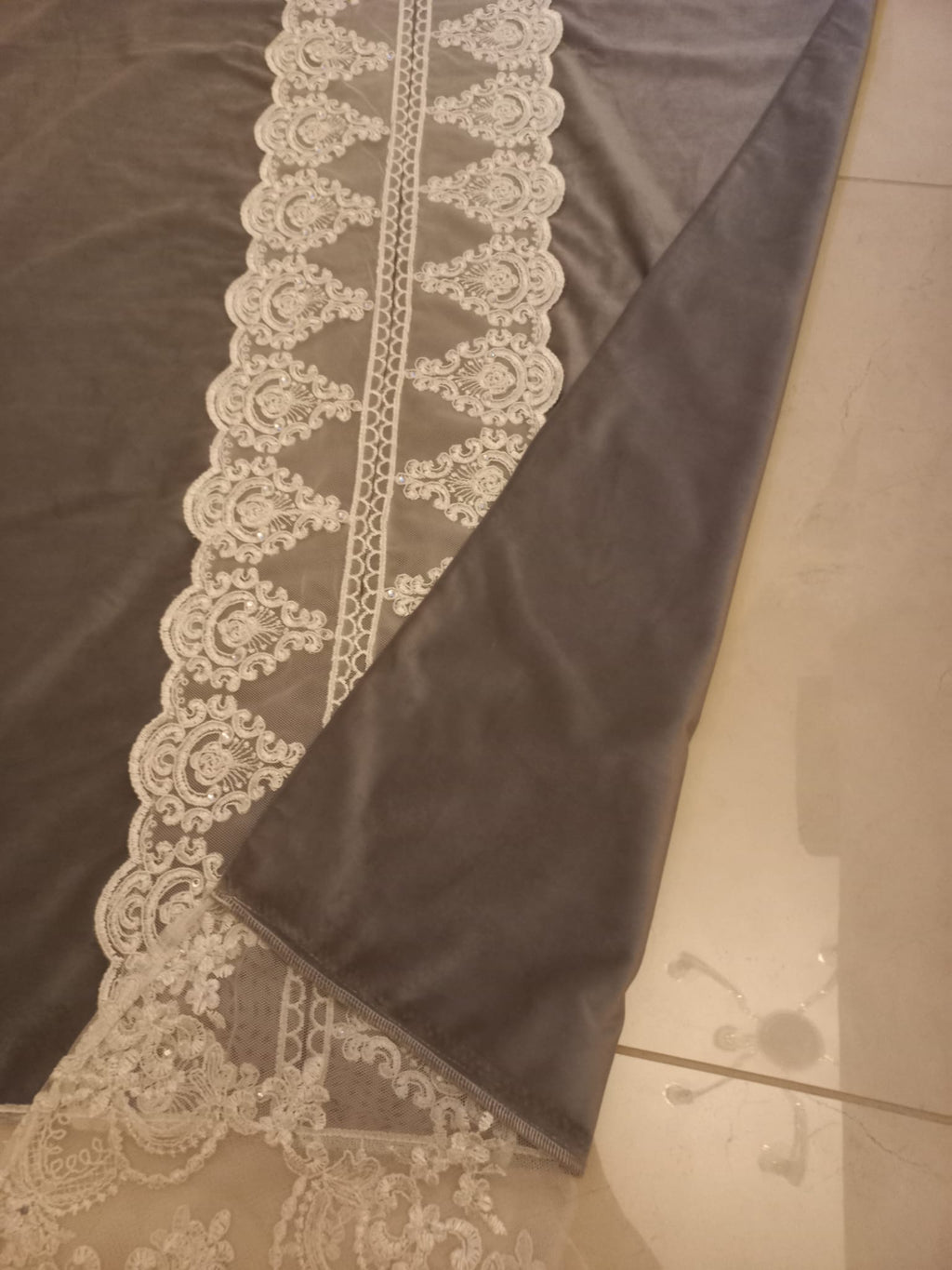 Runner realizzato in velluto e pizzo con strass