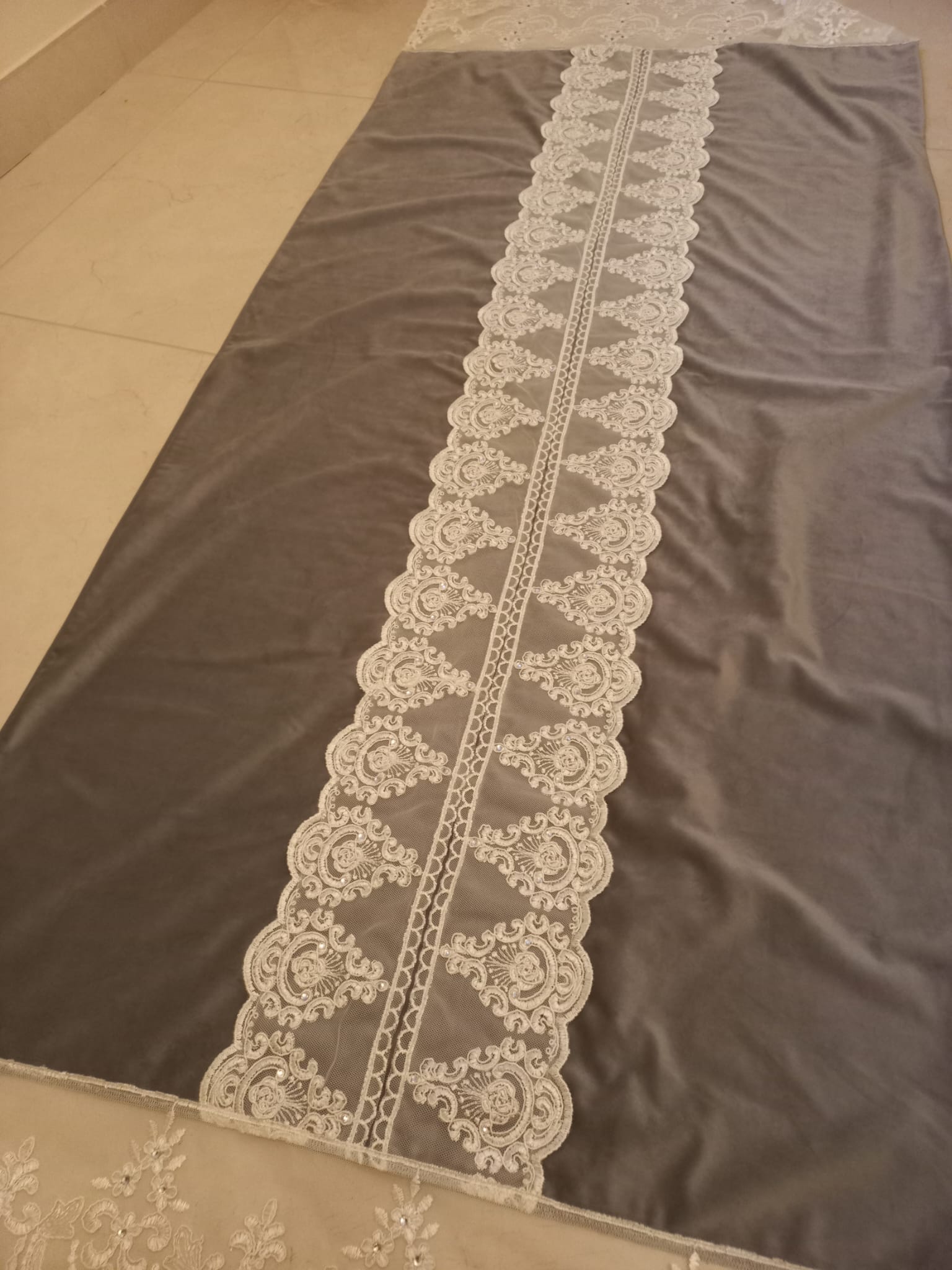 Runner realizzato in velluto e pizzo con strass