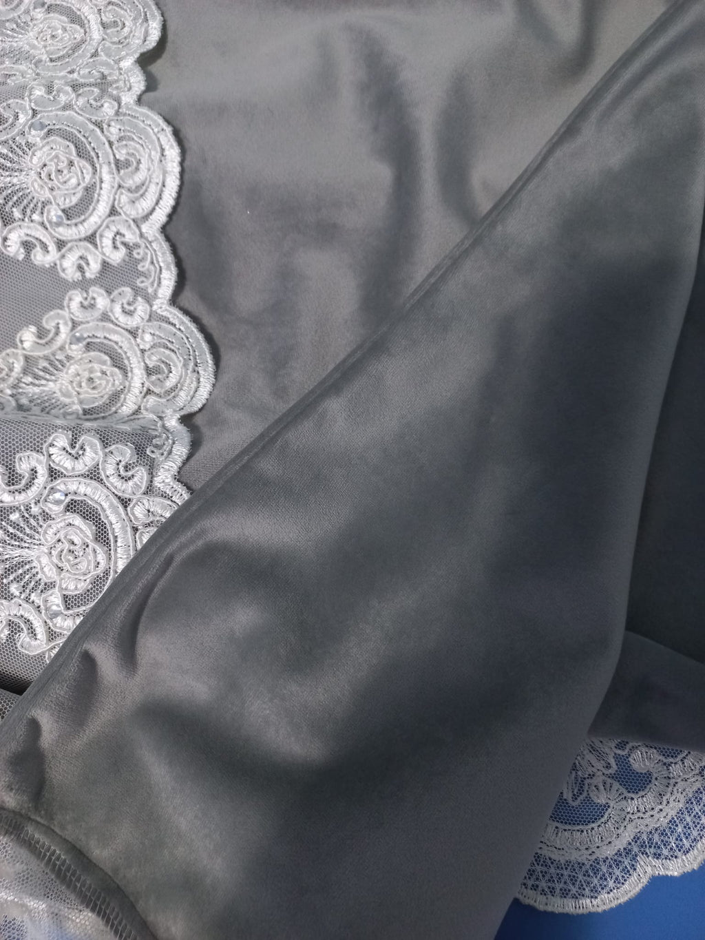 Runner realizzato in velluto e pizzo con strass