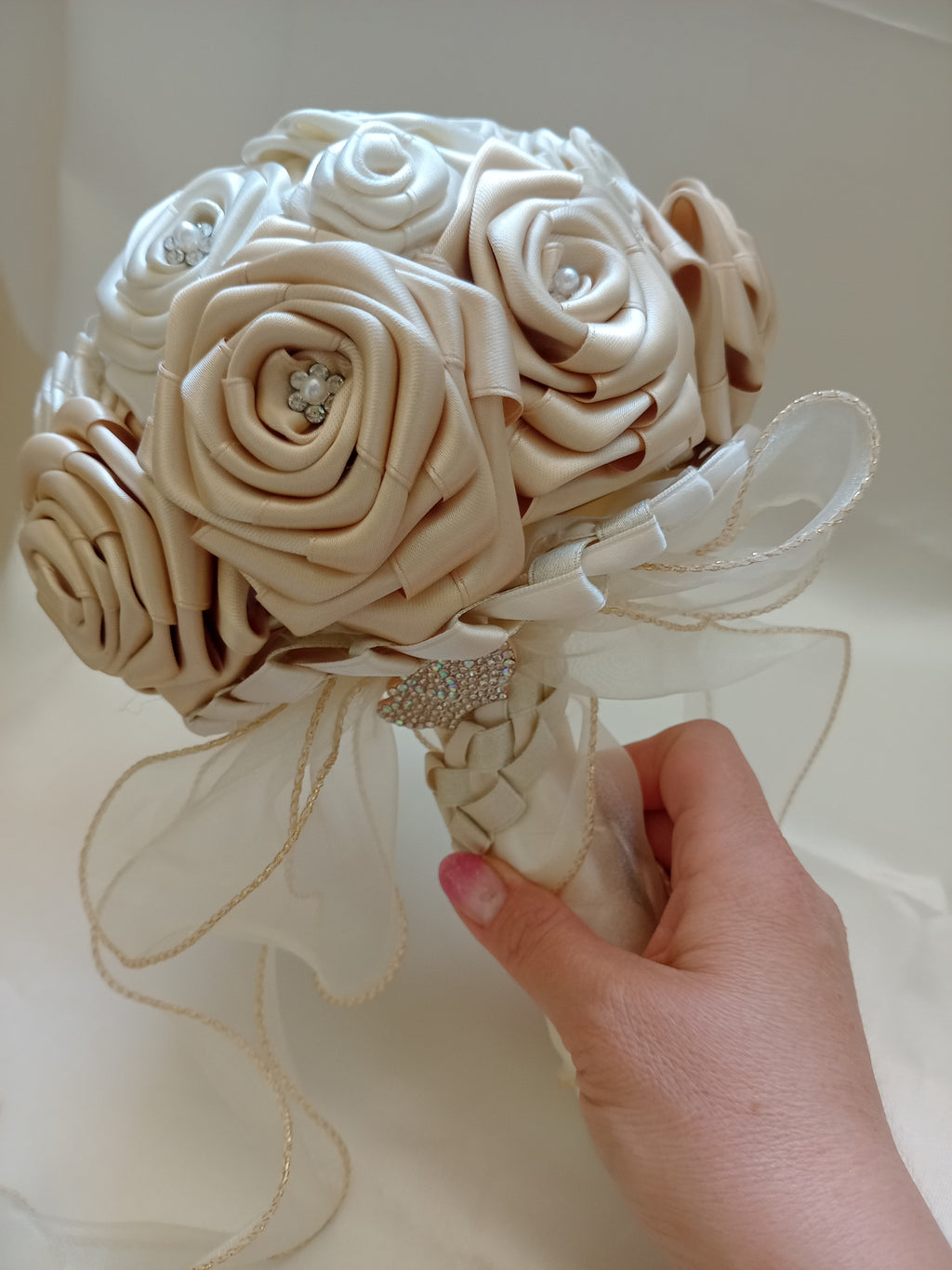 Bouquet Sposa Bicolore Avorio Chiaro e Scuro – Rose Fatte a Mano, Personalizzabile