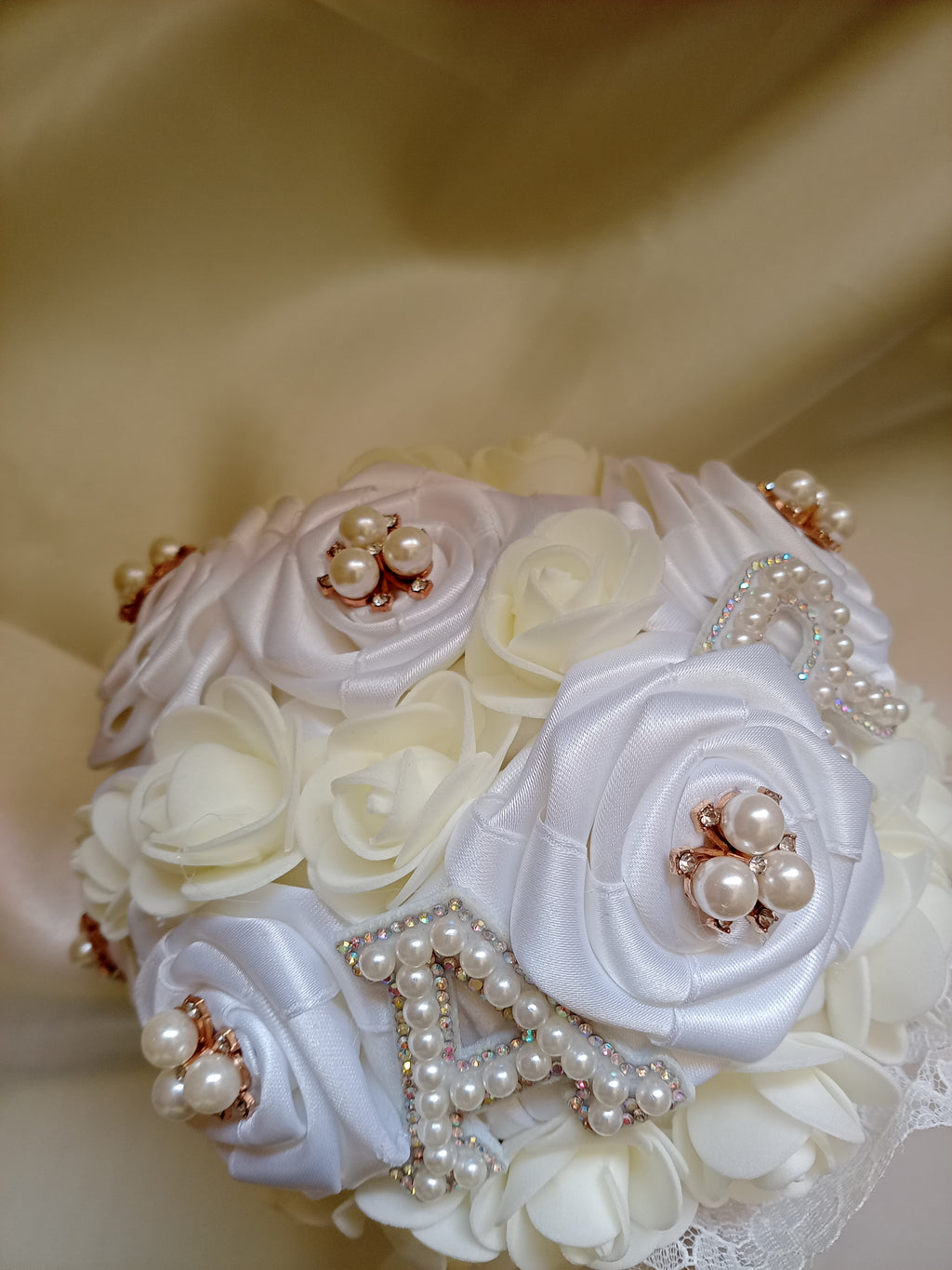Bouquet Sposa con Rose Fatte a Mano – Avorio Chiaro, Personalizzabile con Iniziali