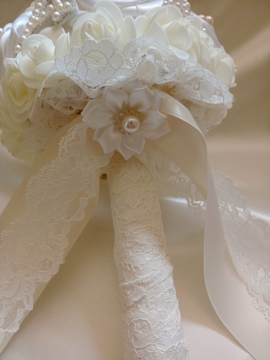 Bouquet Sposa con Rose Fatte a Mano – Avorio Chiaro, Personalizzabile con Iniziali