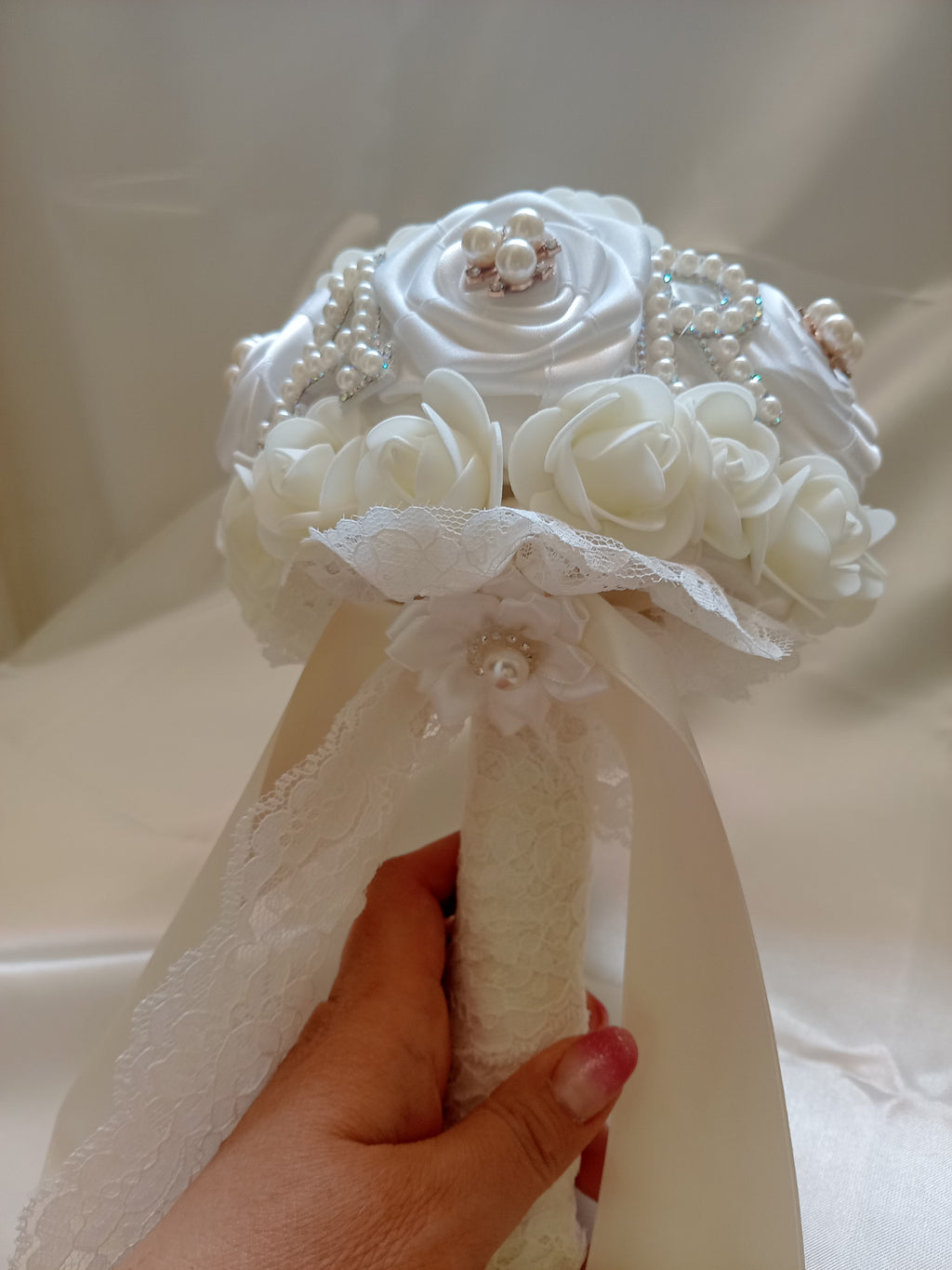 Bouquet Sposa con Rose Fatte a Mano – Avorio Chiaro, Personalizzabile con Iniziali