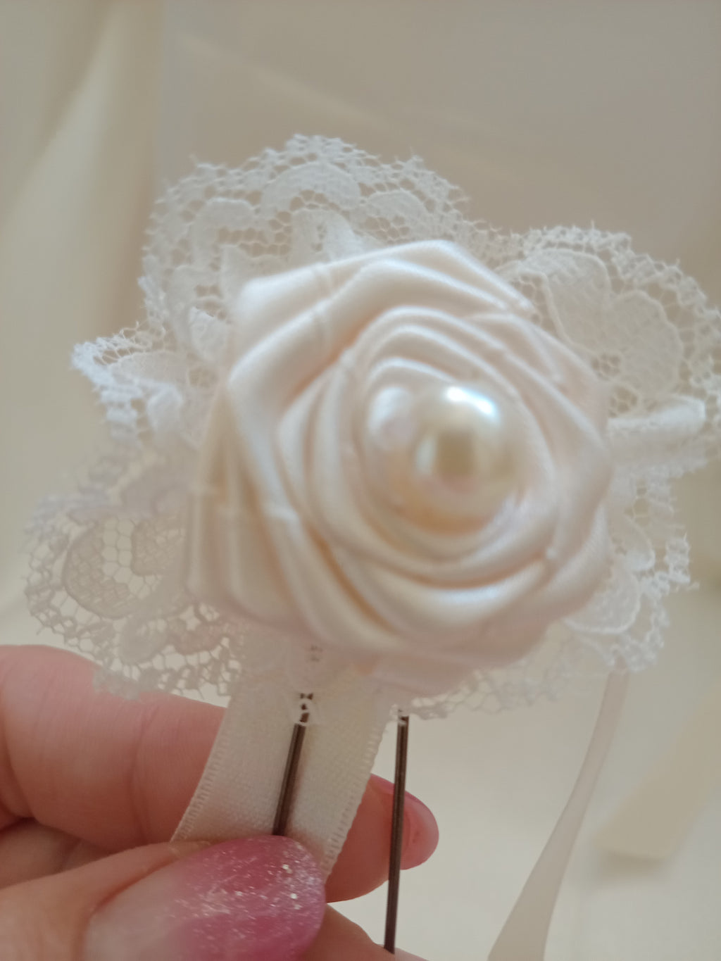 Rosa Avorio per Capelli con Pizzo e Perla – Accessorio Sposa Fatto a Mano