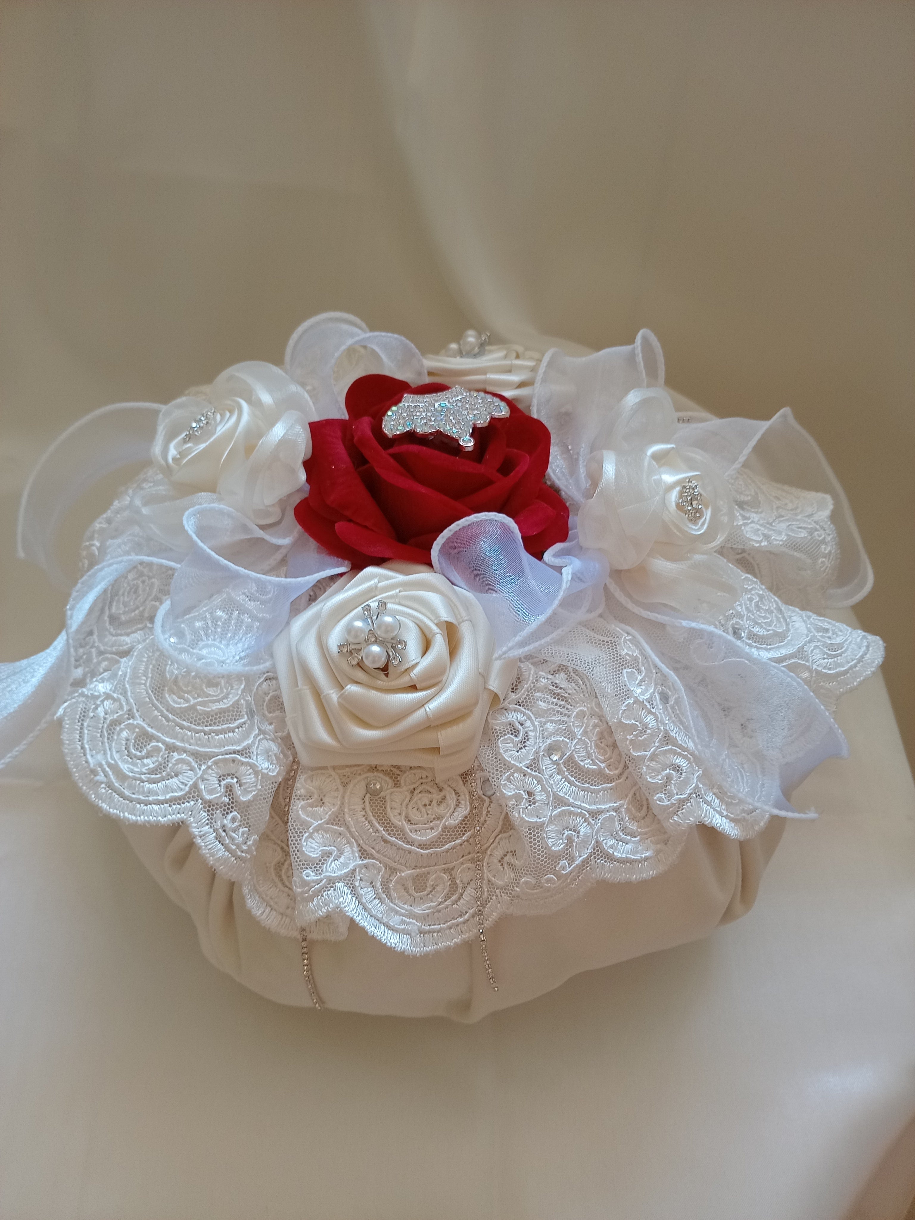 Bon Bon Sposa – Segnaposto Elegante in Velluto e Pizzo, Fatto a Mano
