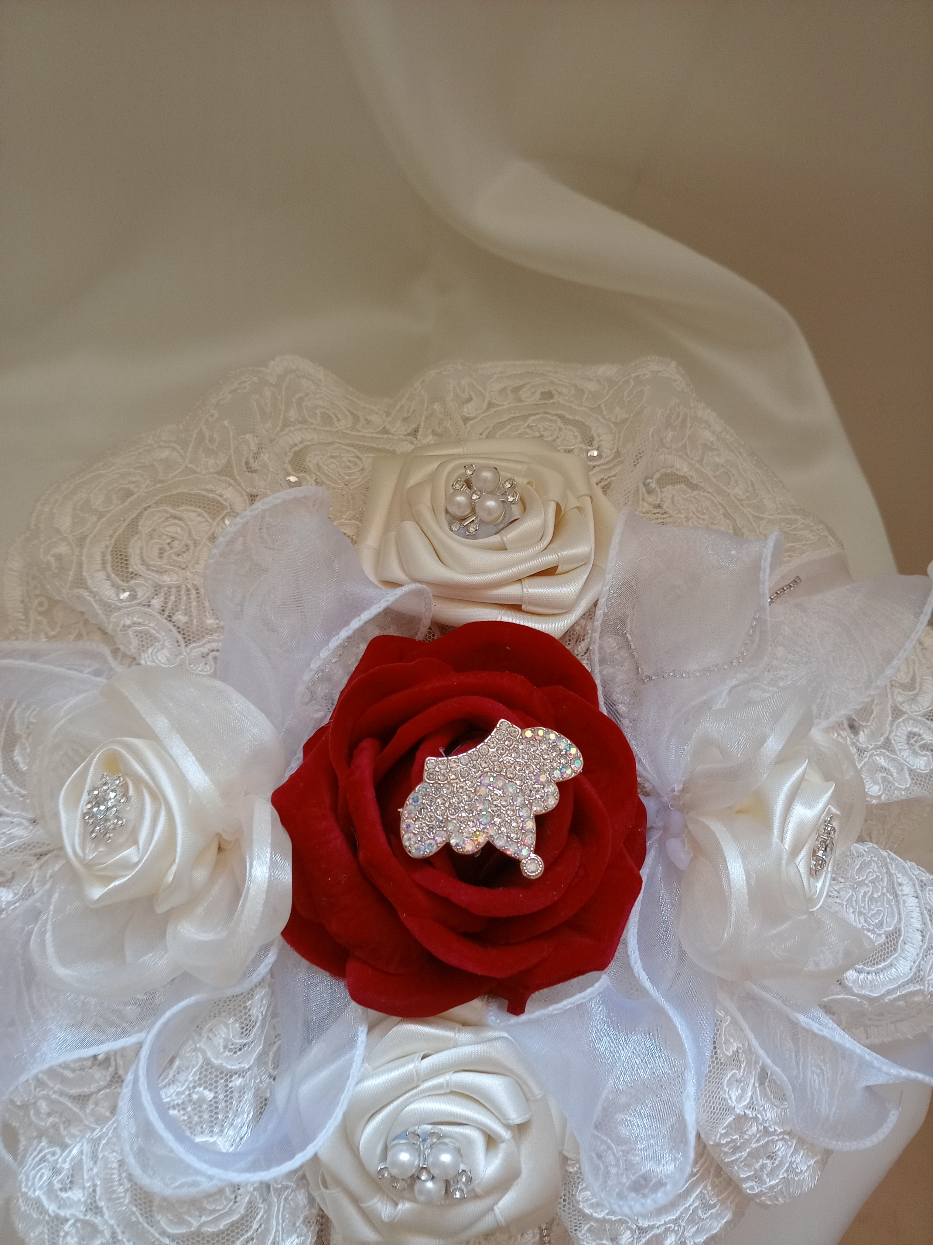Bon Bon Sposa – Segnaposto Elegante in Velluto e Pizzo, Fatto a Mano