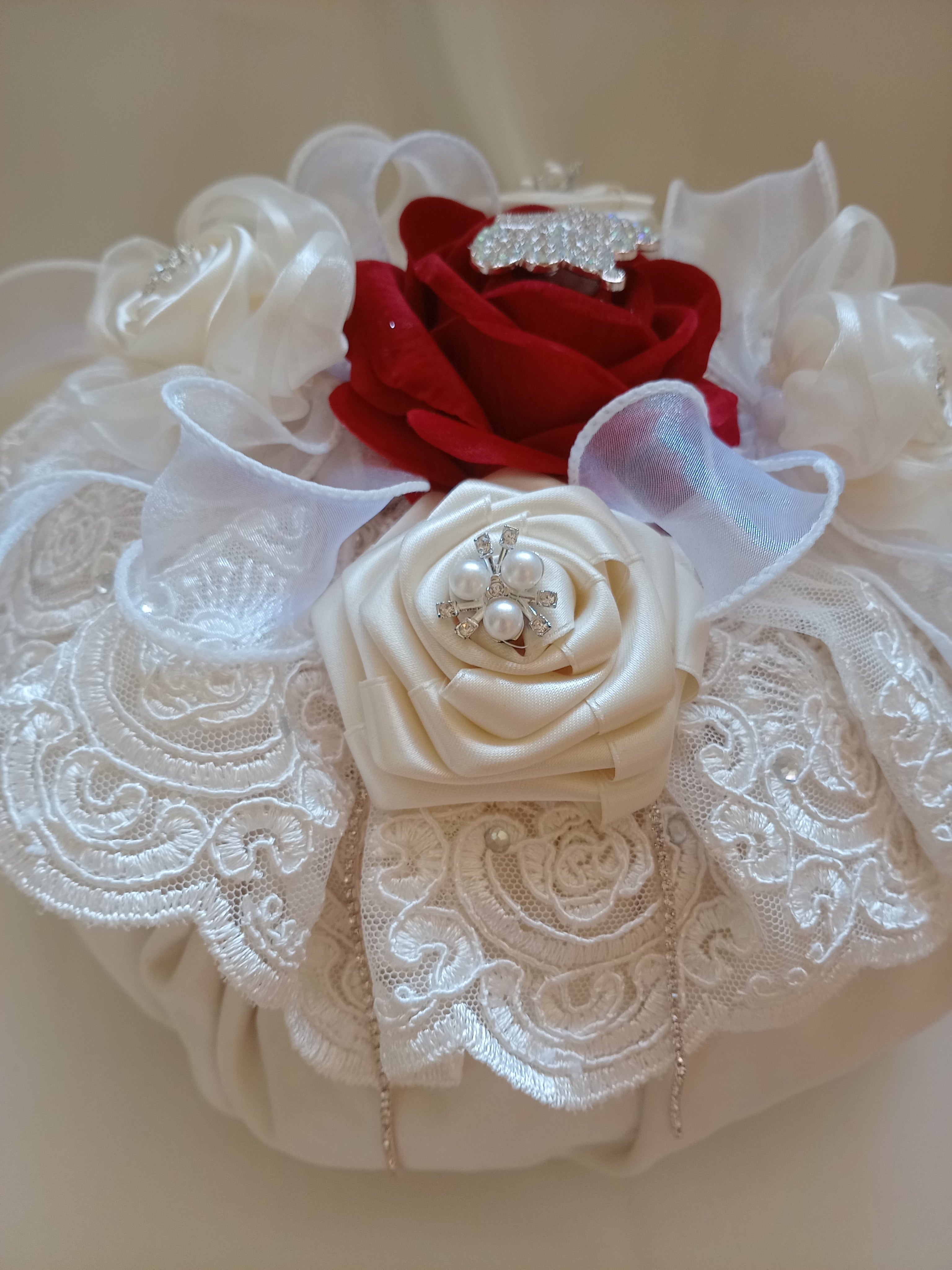 Bon Bon Sposa – Segnaposto Elegante in Velluto e Pizzo, Fatto a Mano