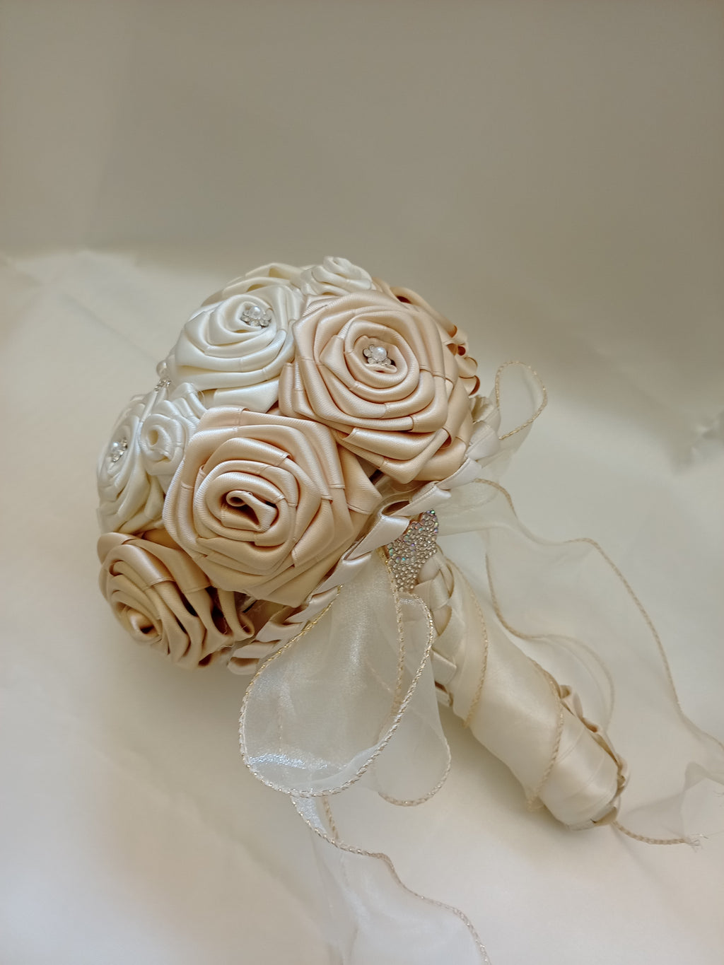 Bouquet Sposa Bicolore Avorio Chiaro e Scuro – Rose Fatte a Mano, Personalizzabile