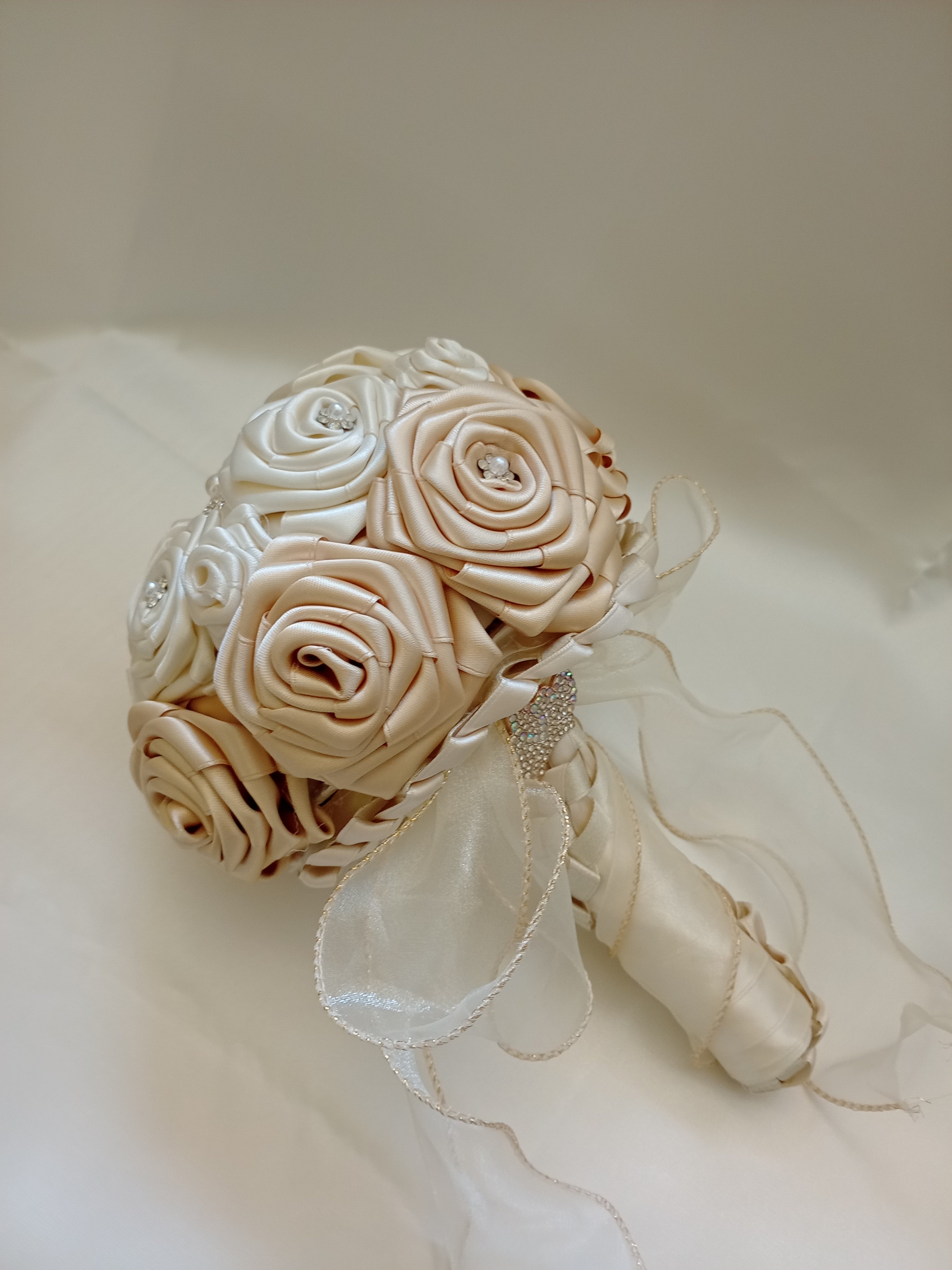 Bouquet Sposa Bicolore Avorio Chiaro e Scuro – Rose Fatte a Mano, Personalizzabile