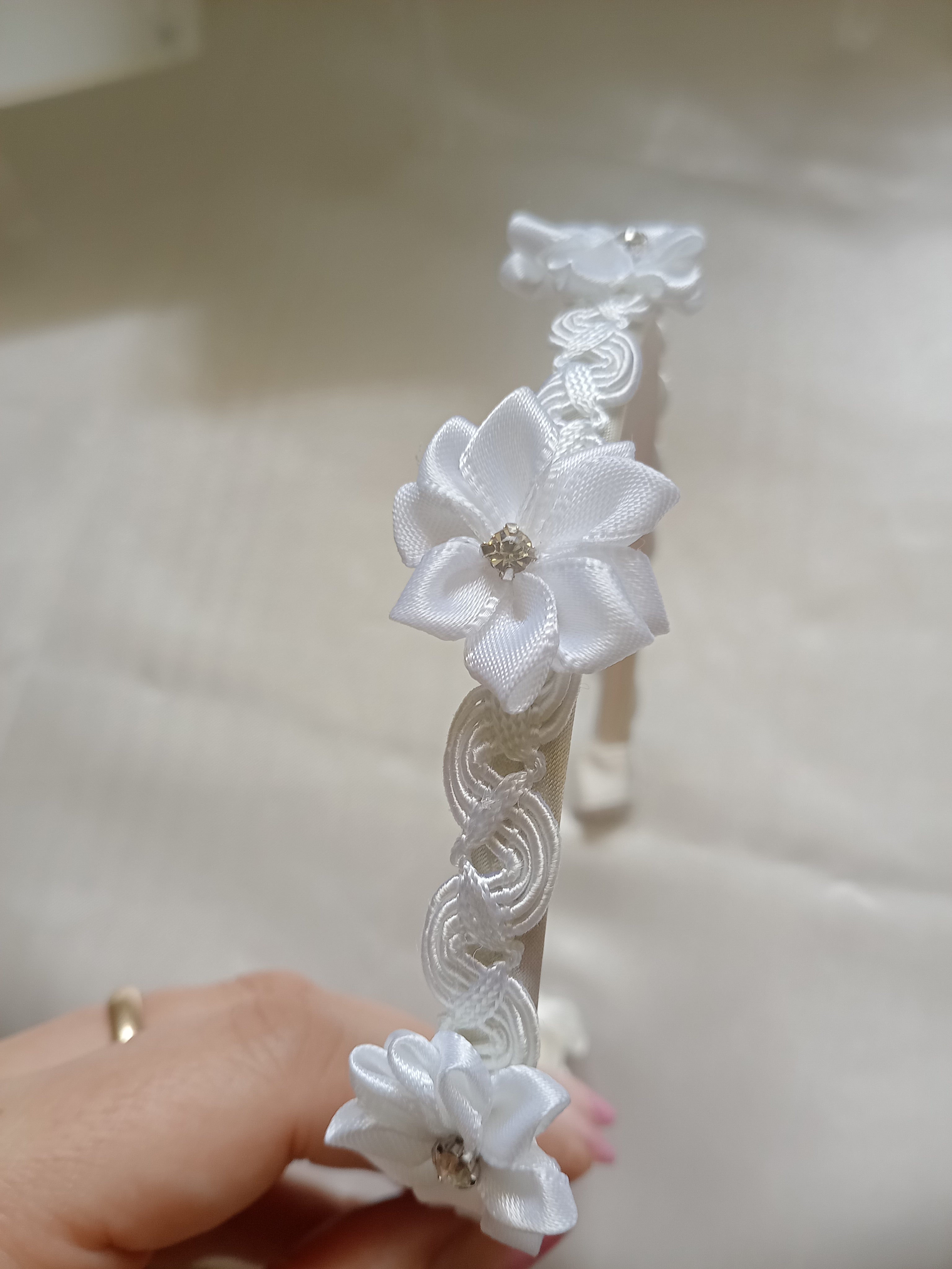 Cerchietto da Cerimonia per Bambina con Fiori e Strass – Fatto a Mano, Bianco