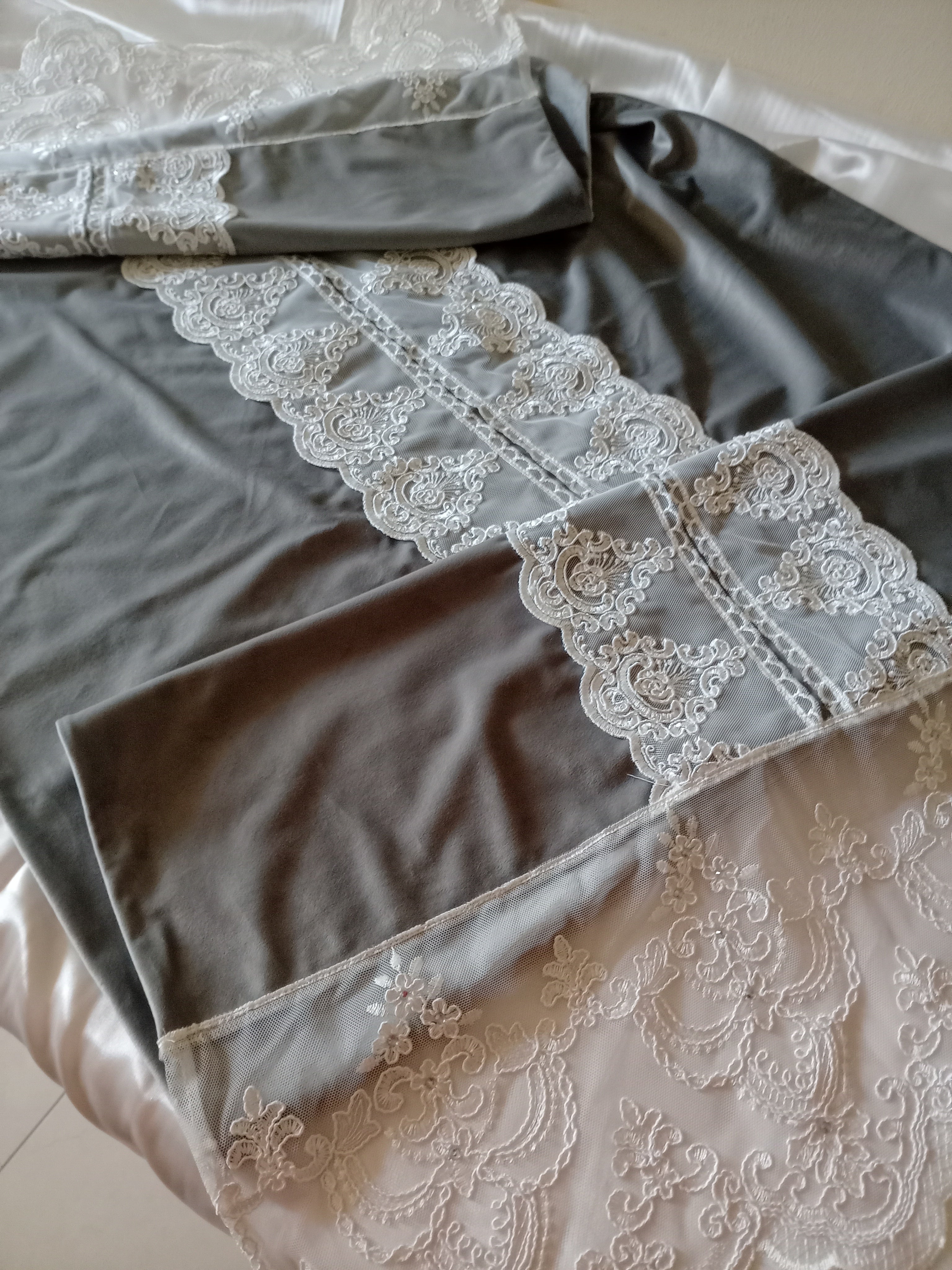 Runner realizzato in velluto e pizzo con strass - Fatto a mano