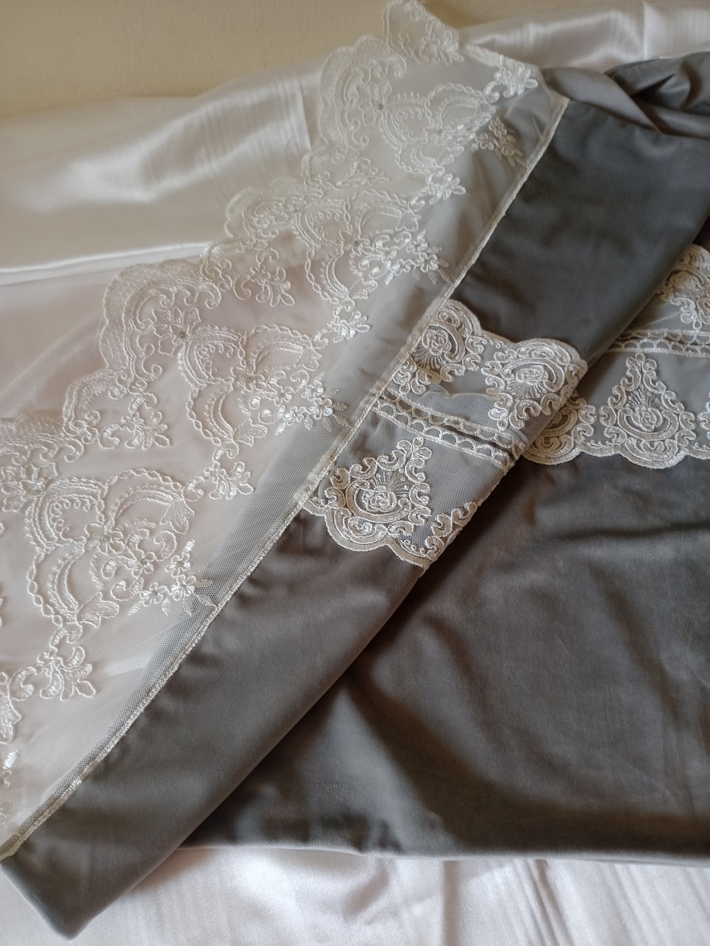 Runner realizzato in velluto e pizzo con strass - Fatto a mano