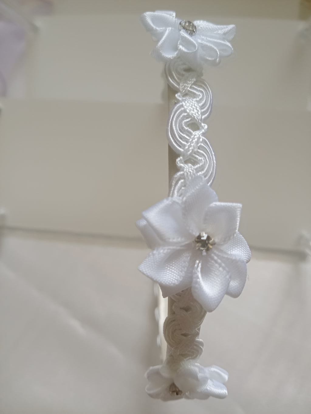Cerchietto da Cerimonia per Bambina con Fiori e Strass – Fatto a Mano, Bianco