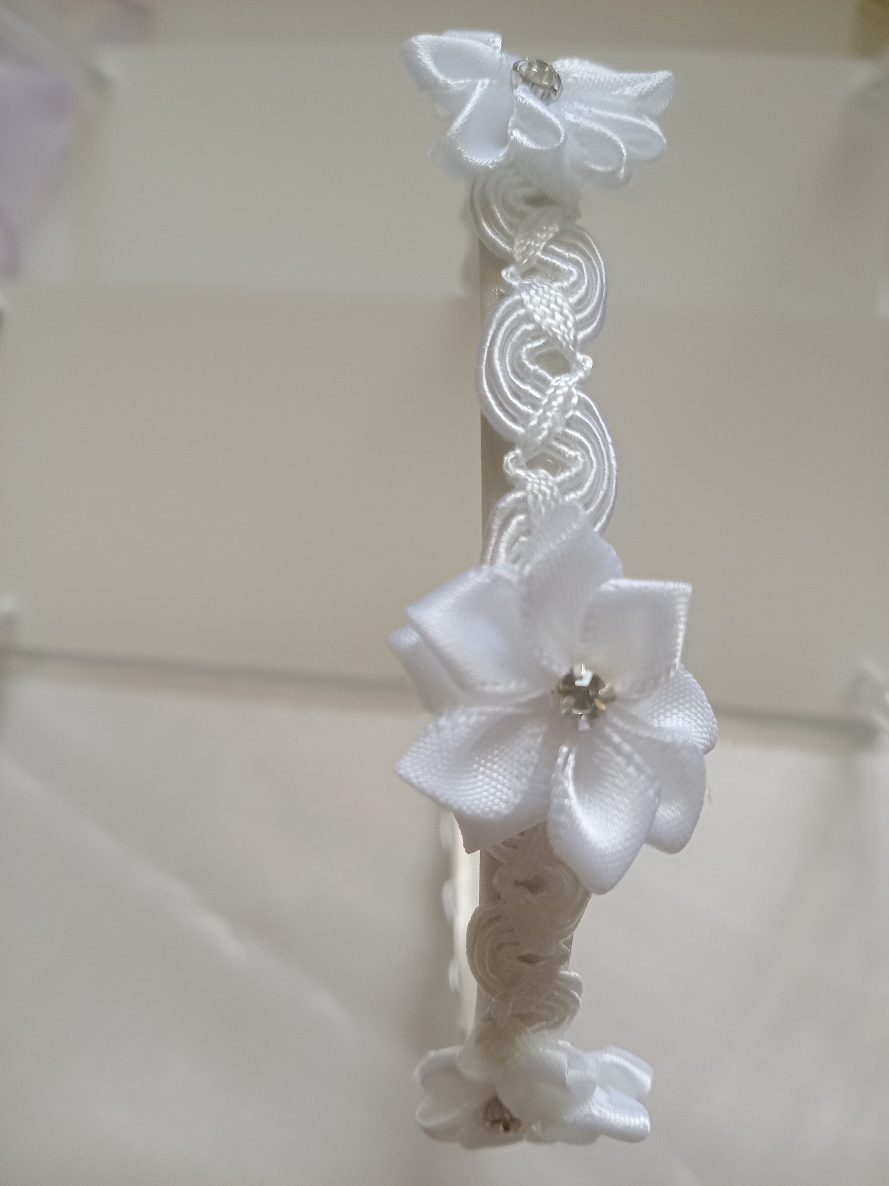 Cerchietto da Cerimonia per Bambina con Fiori e Strass – Fatto a Mano, Bianco