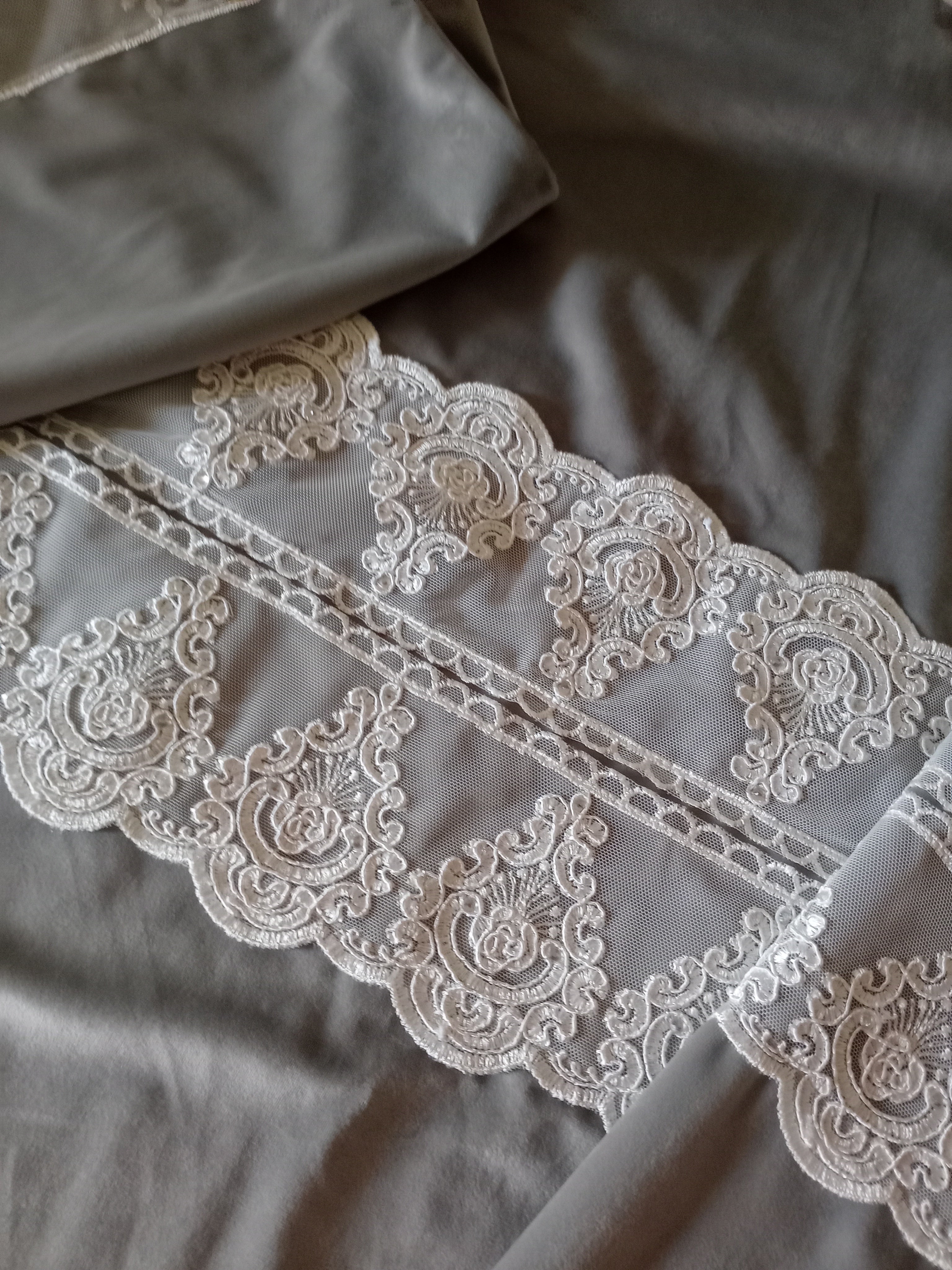 Runner realizzato in velluto e pizzo con strass - Fatto a mano