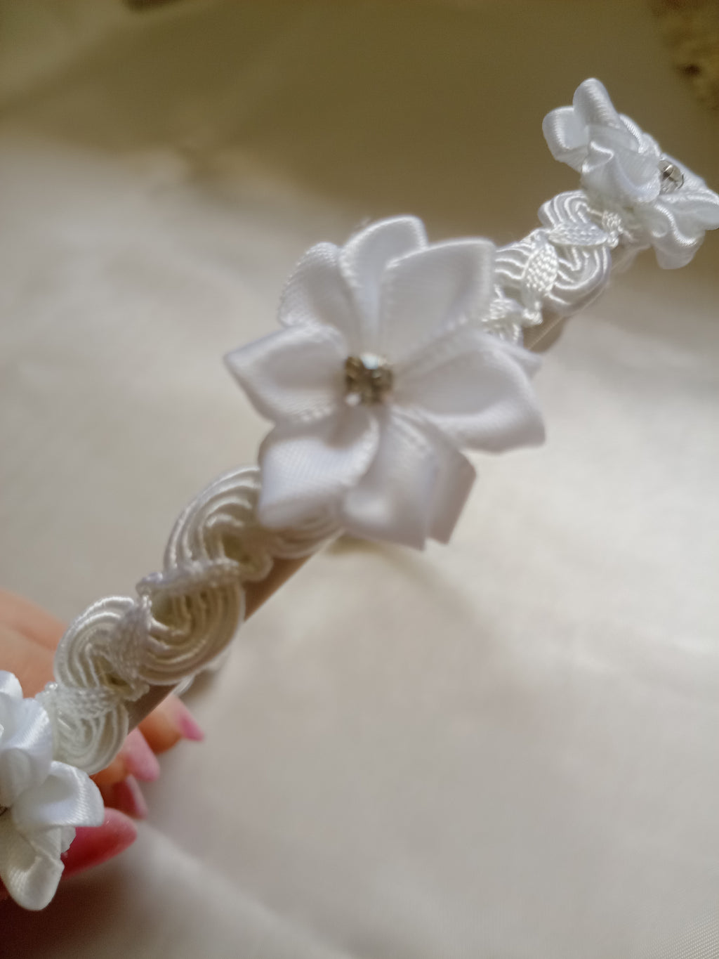 Cerchietto da Cerimonia per Bambina con Fiori e Strass – Fatto a Mano, Bianco