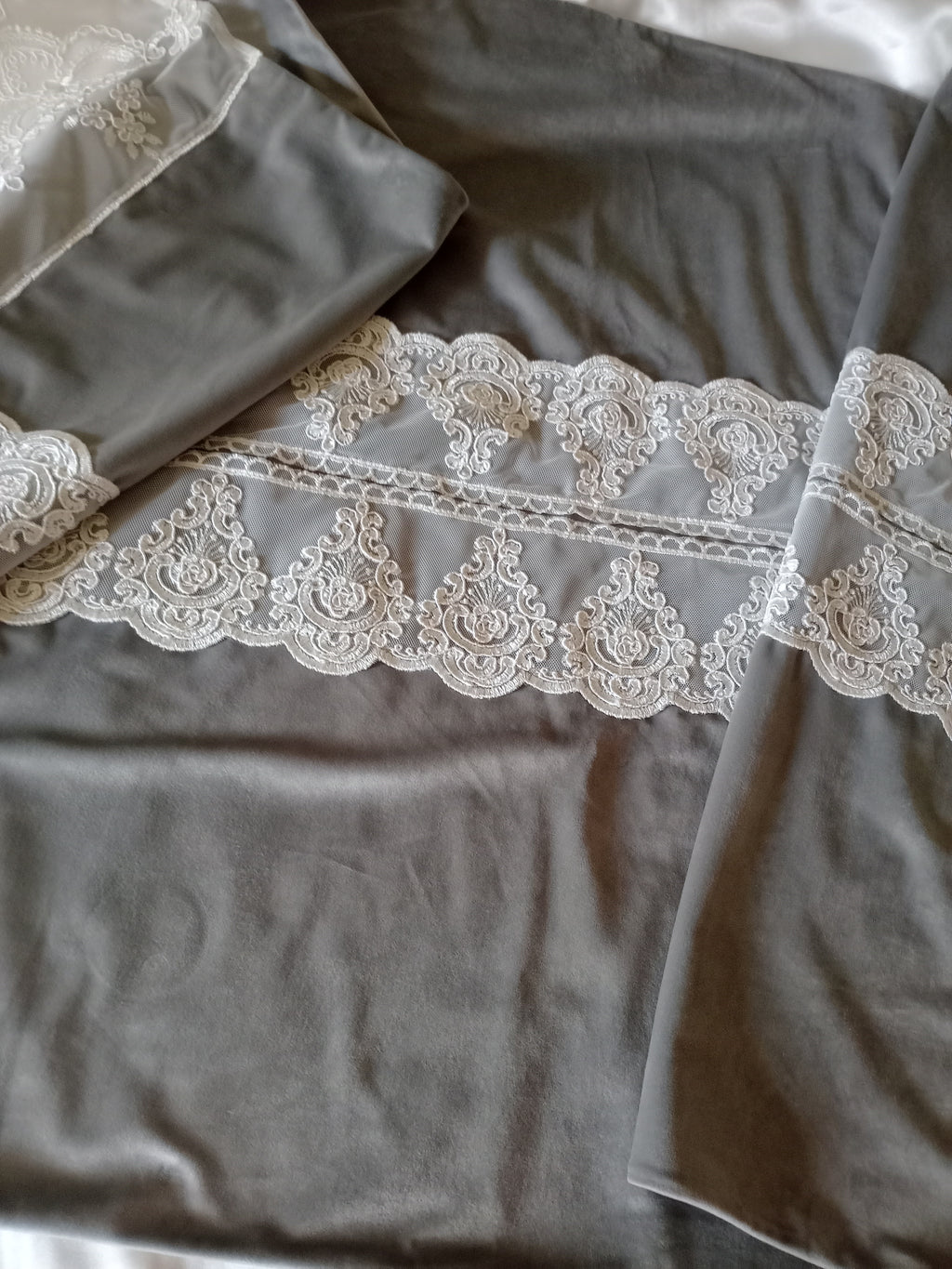 Runner realizzato in velluto e pizzo con strass - Fatto a mano