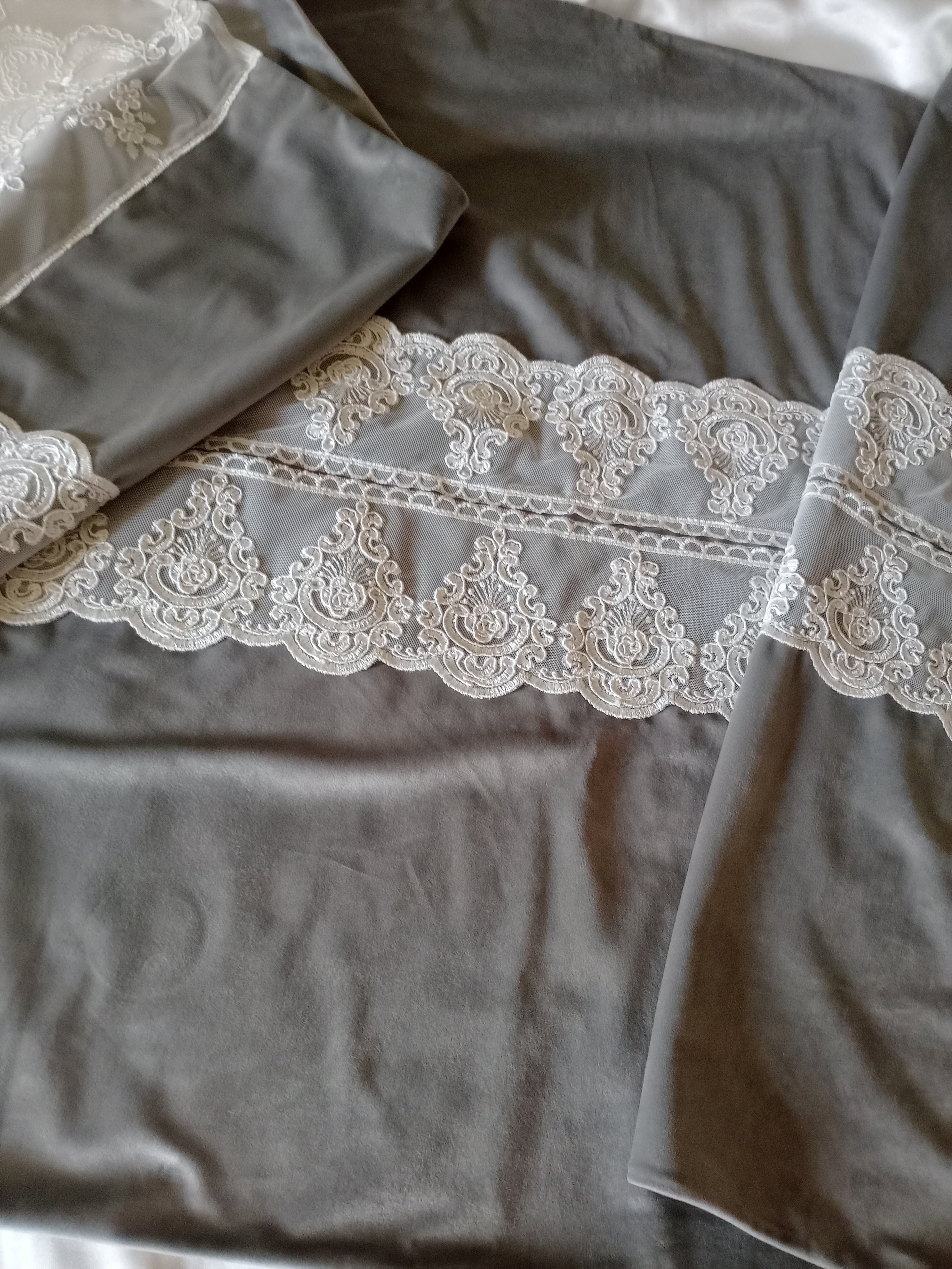 Runner realizzato in velluto e pizzo con strass - Fatto a mano