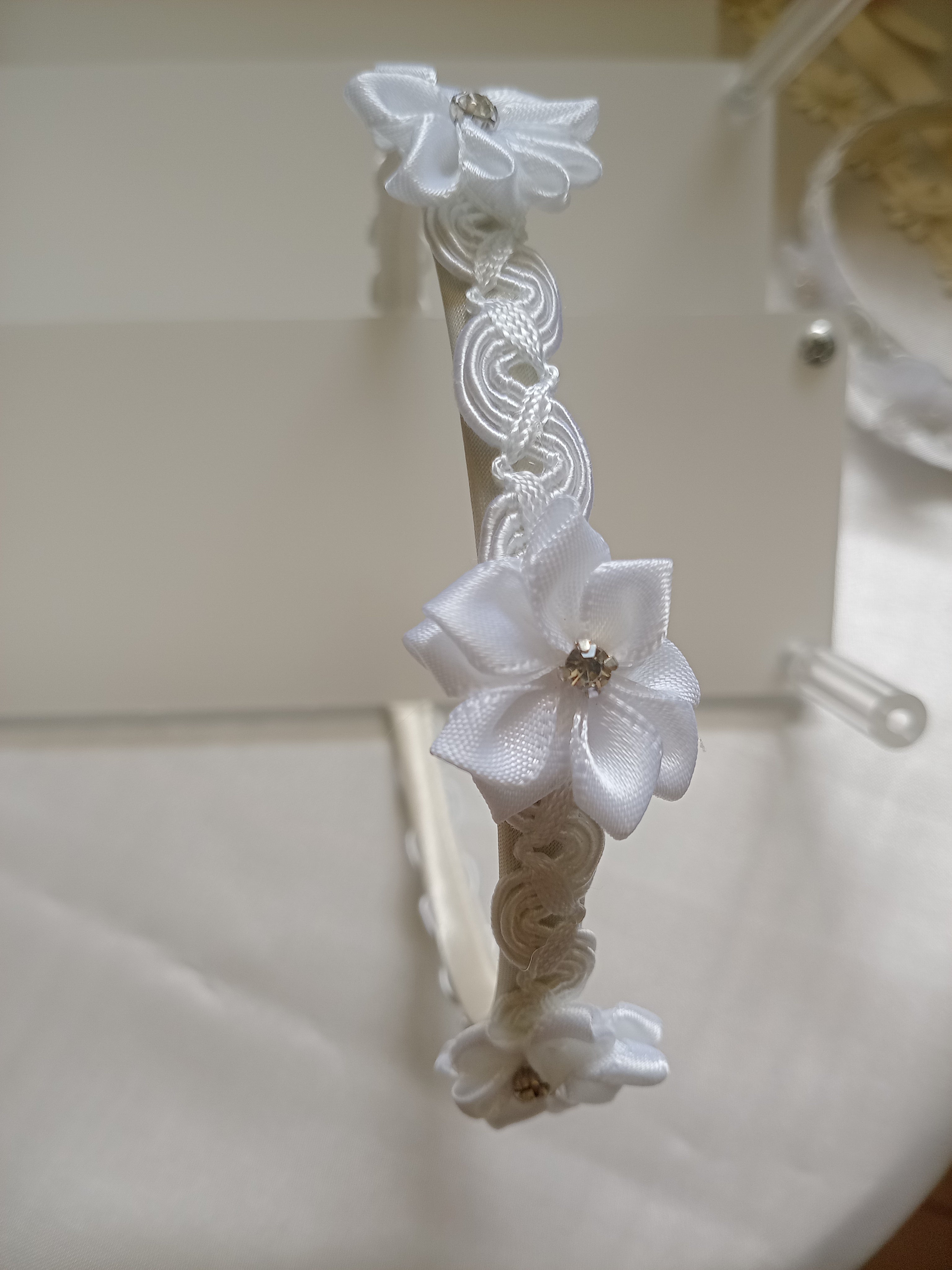 Cerchietto da Cerimonia per Bambina con Fiori e Strass – Fatto a Mano, Bianco