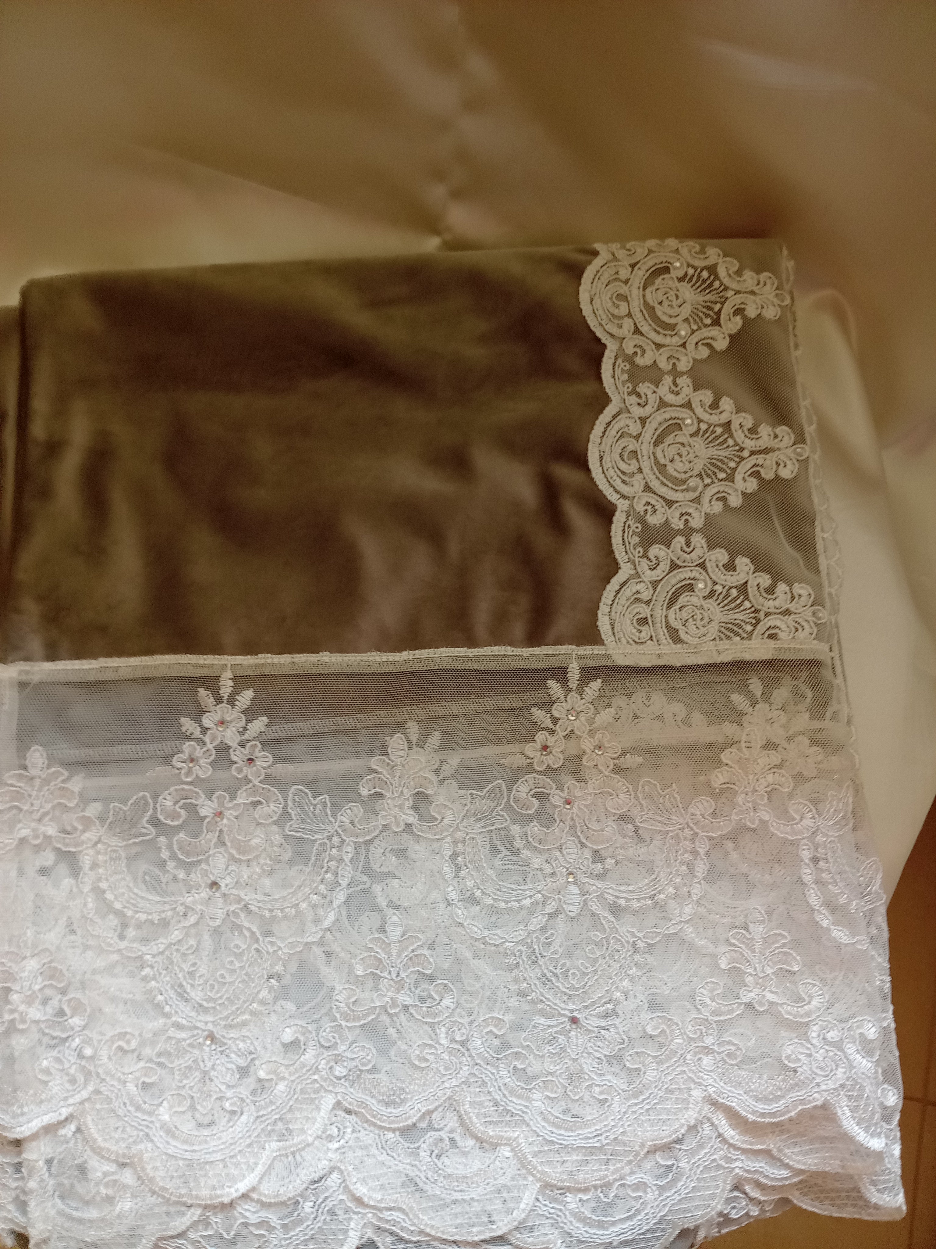 Runner realizzato in velluto e pizzo con strass - Fatto a mano