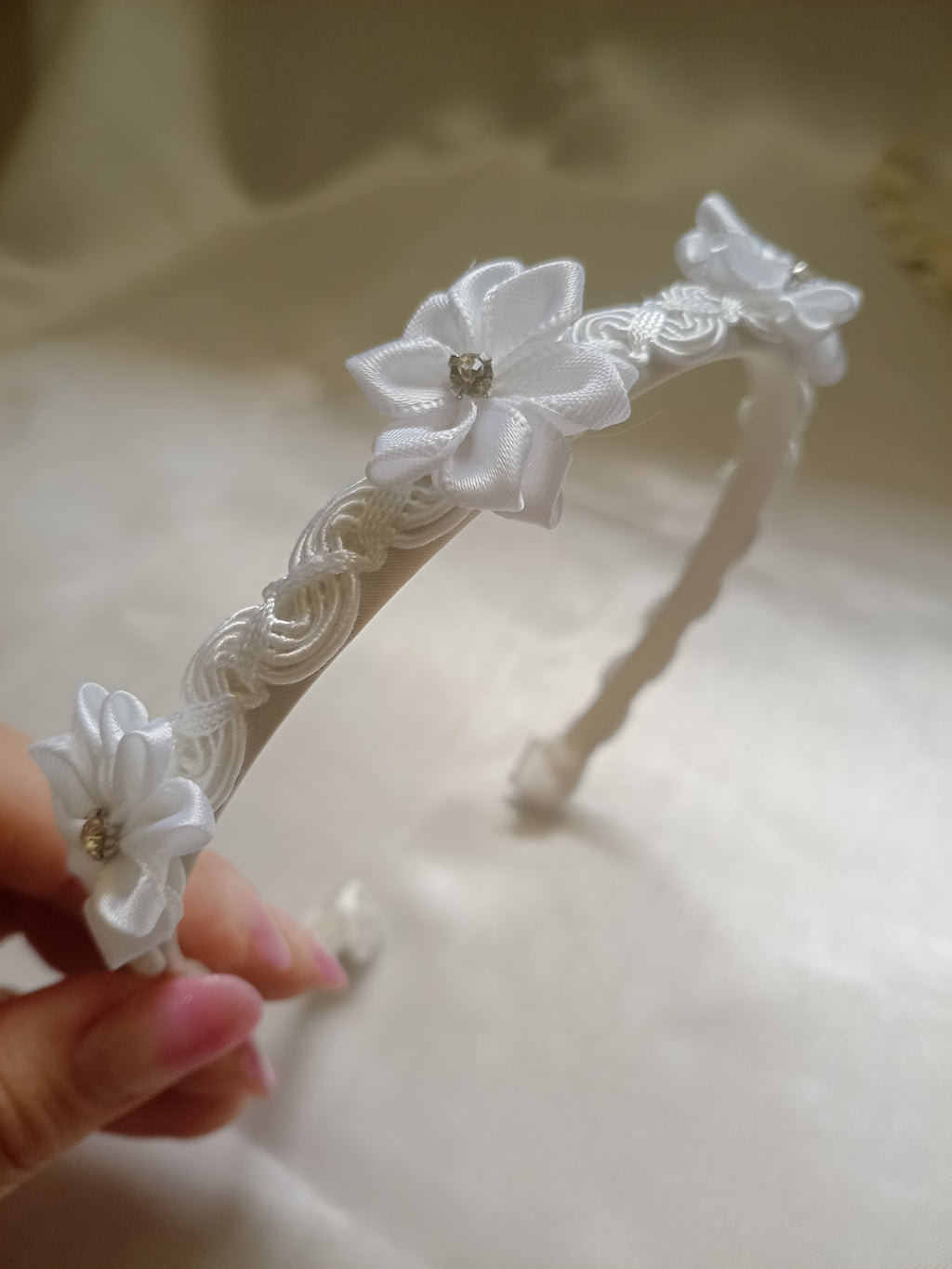 Cerchietto da Cerimonia per Bambina con Fiori e Strass – Fatto a Mano, Bianco