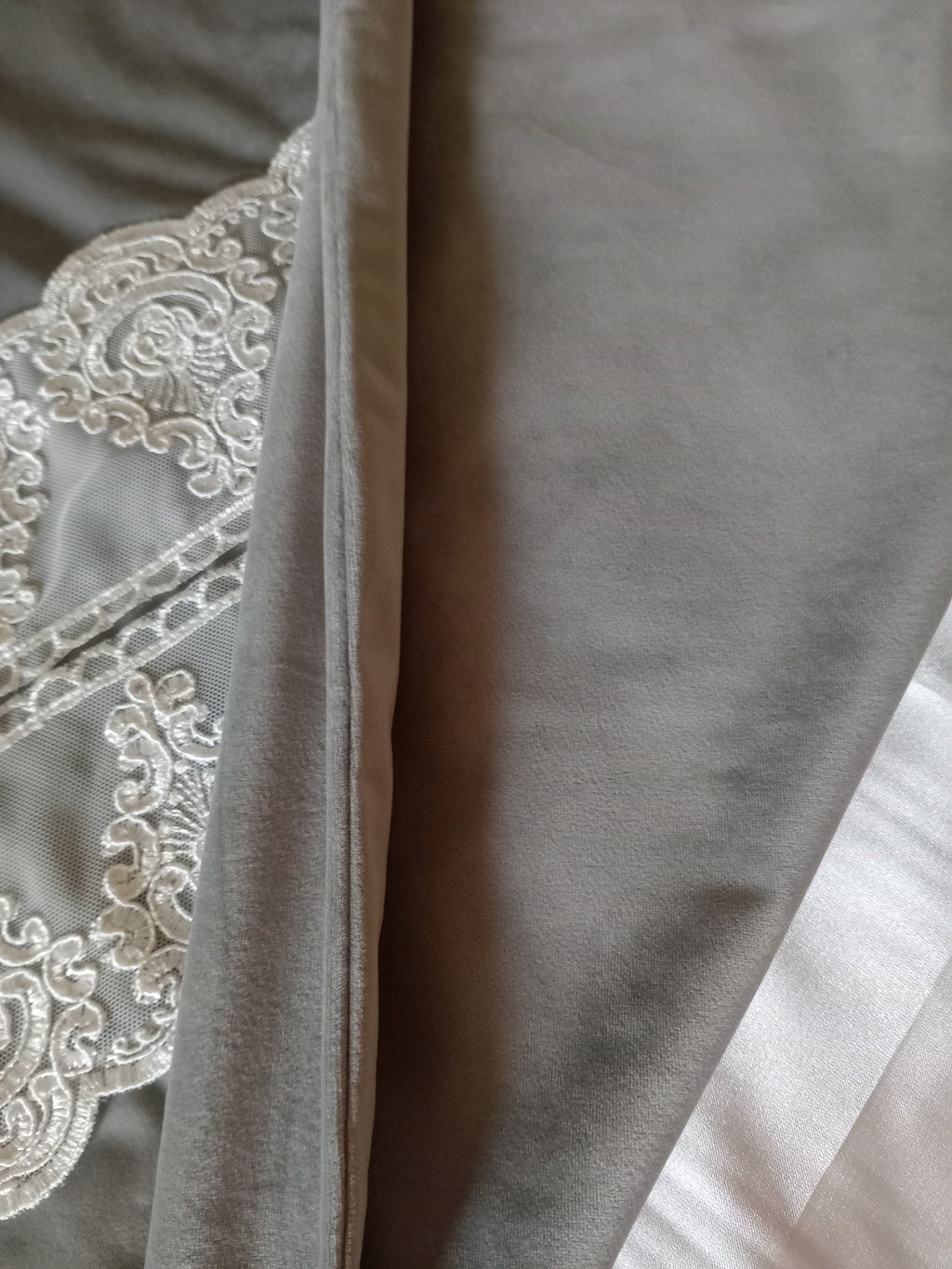 Runner realizzato in velluto e pizzo con strass - Fatto a mano