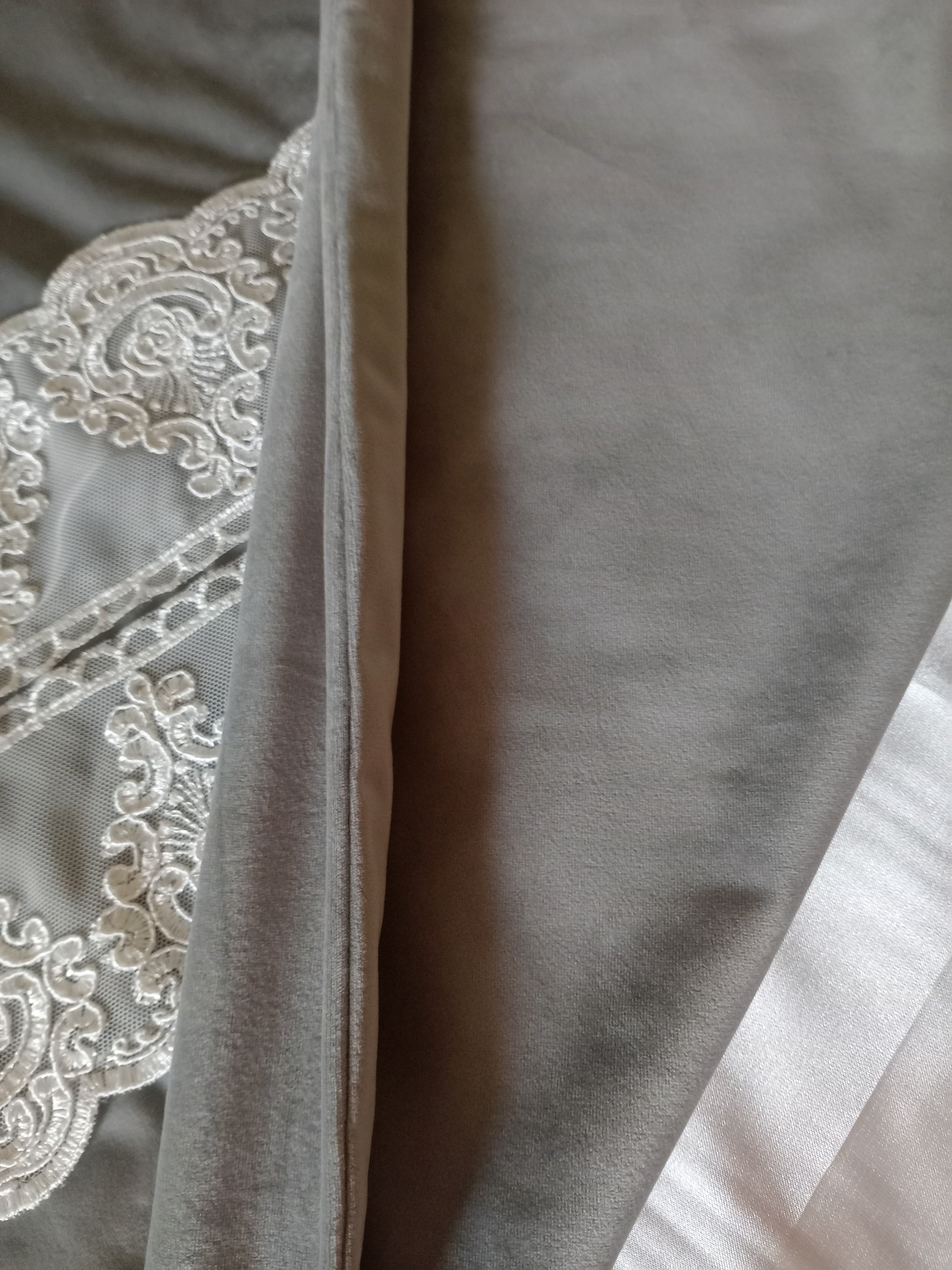 Runner realizzato in velluto e pizzo con strass - Fatto a mano